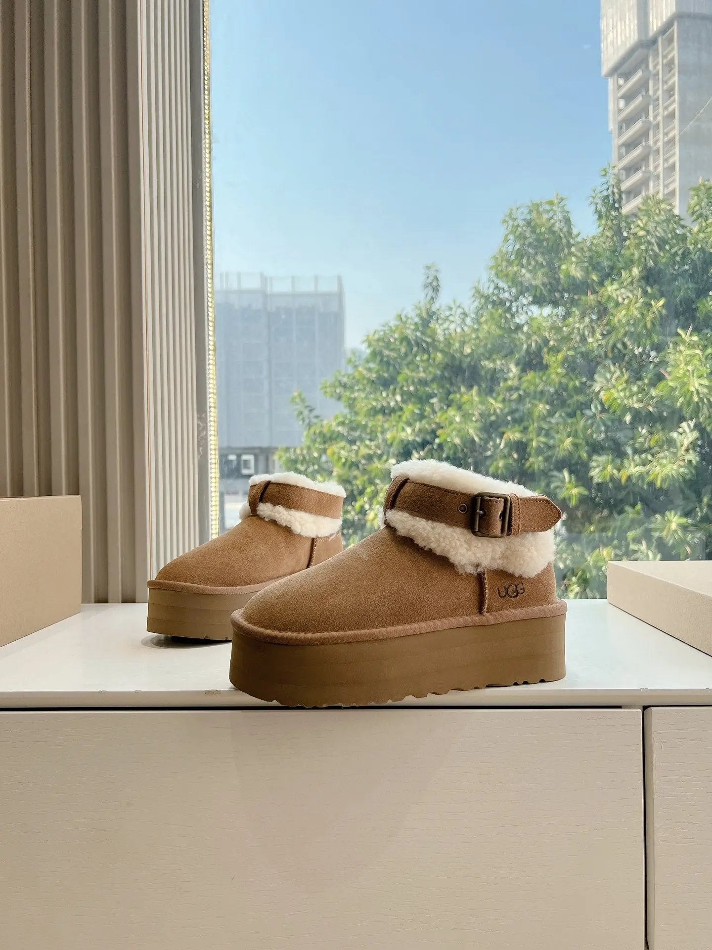 Ugg boots mini platform čizme — bočni prikaz