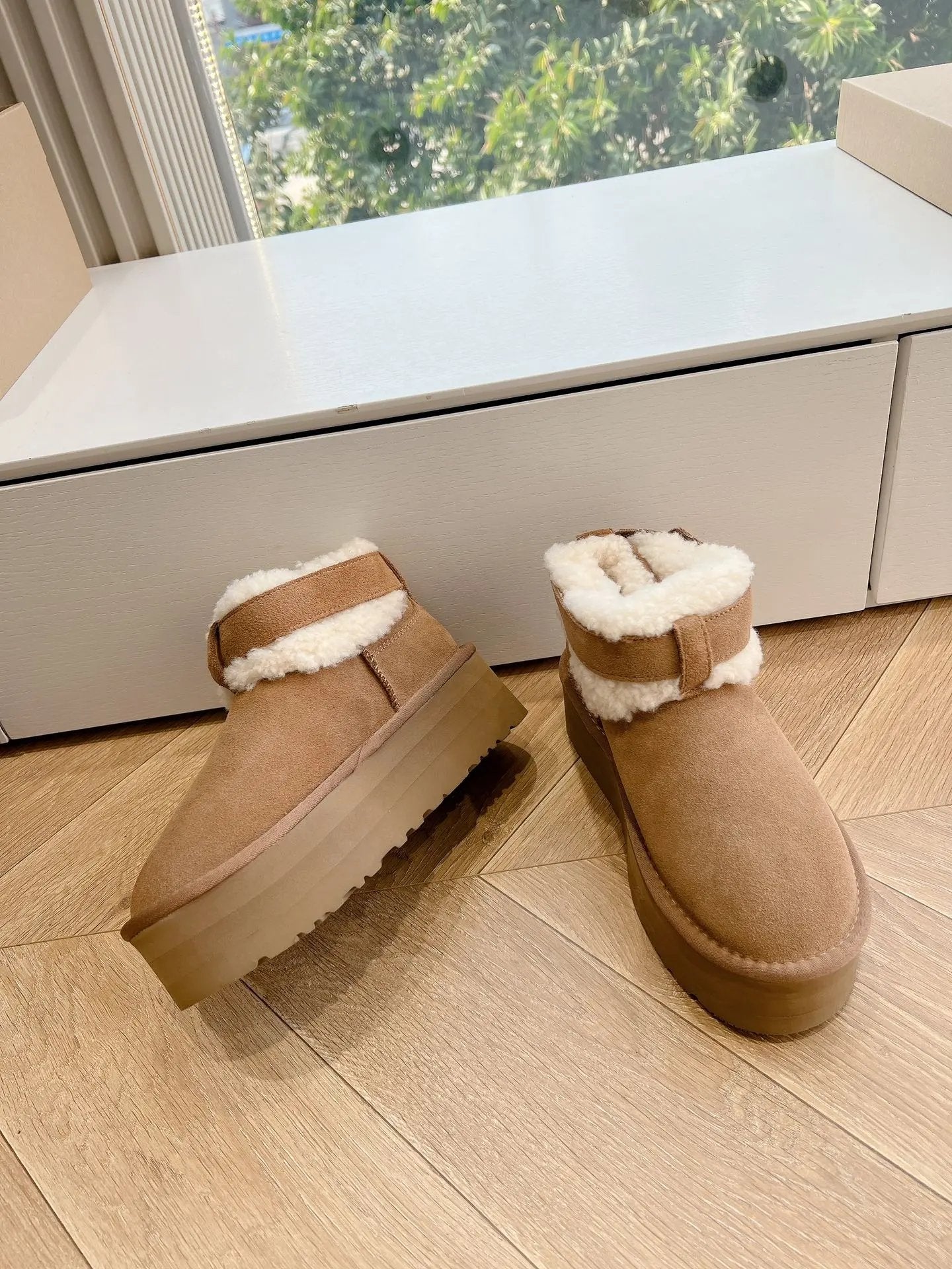 Ugg boots mini platform čizme — detalj