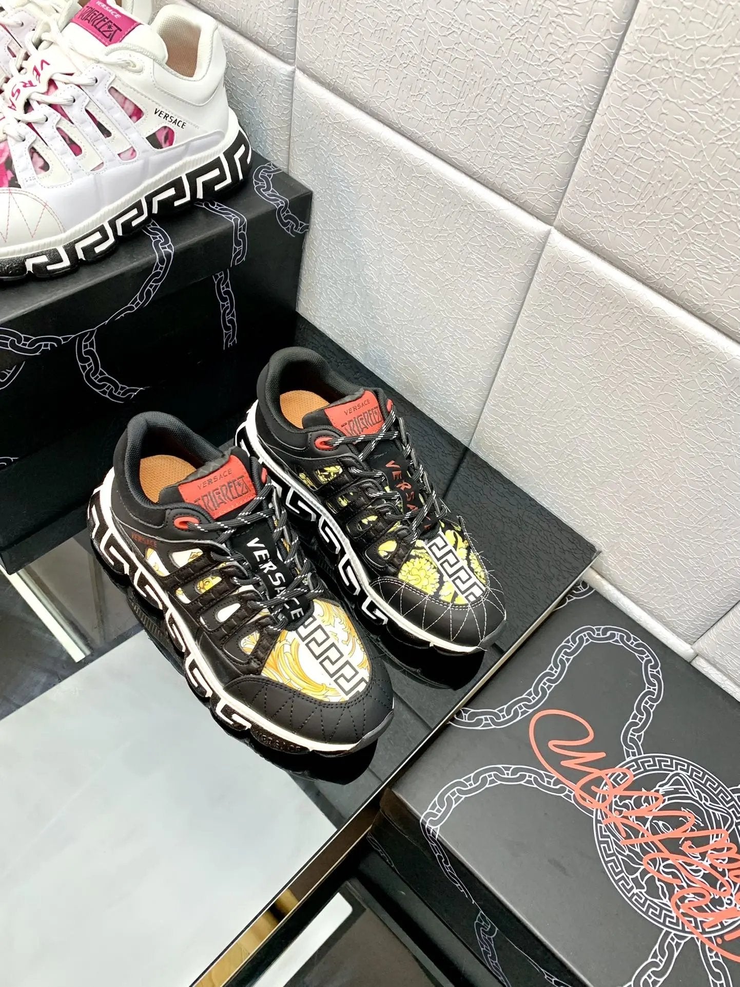 Versace Balck Gold tenisice — bočni prikaz