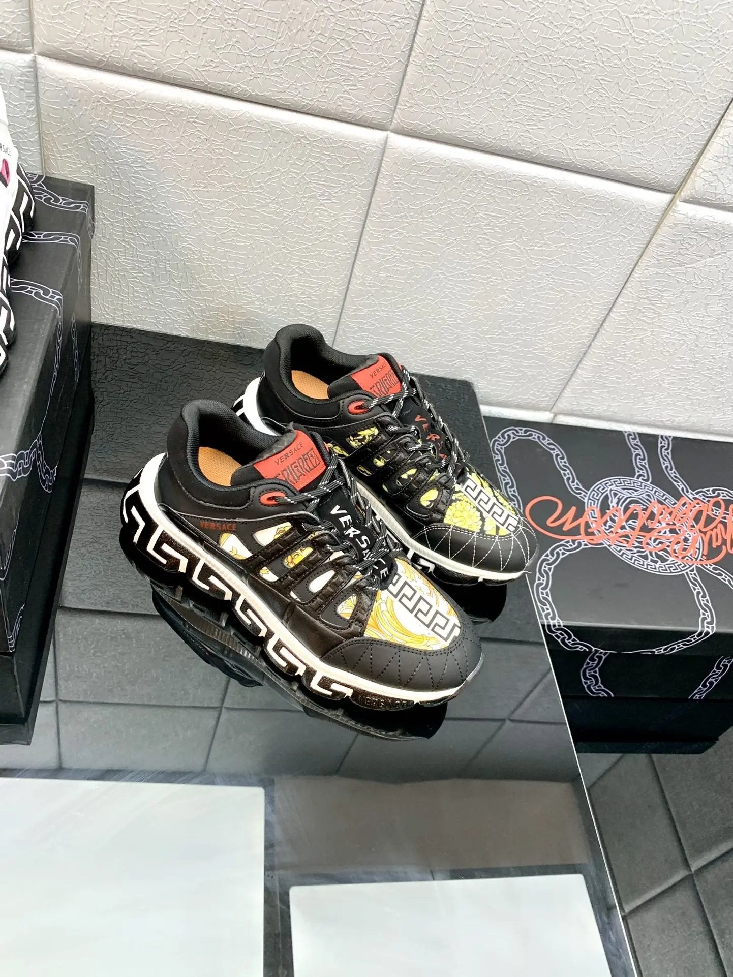 Versace Balck Gold tenisice — detalj