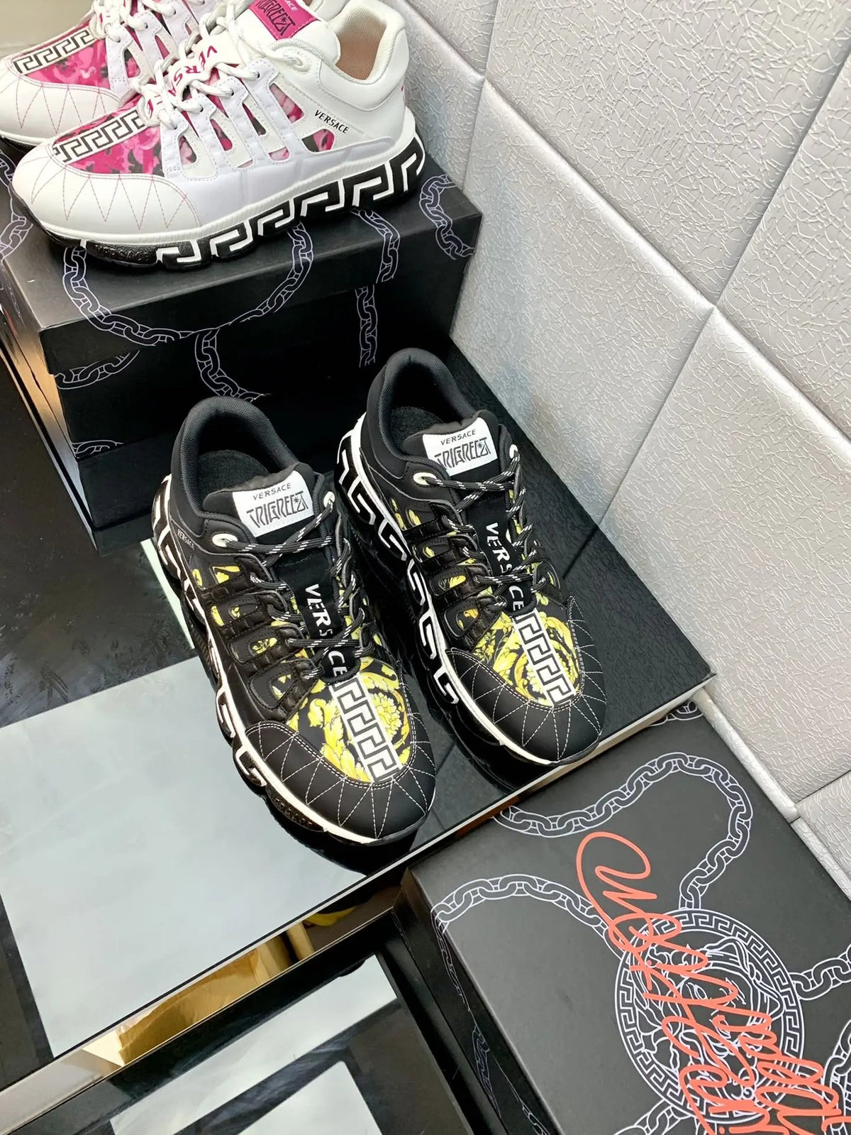 Versace Balck Gold low tenisice — bočni prikaz