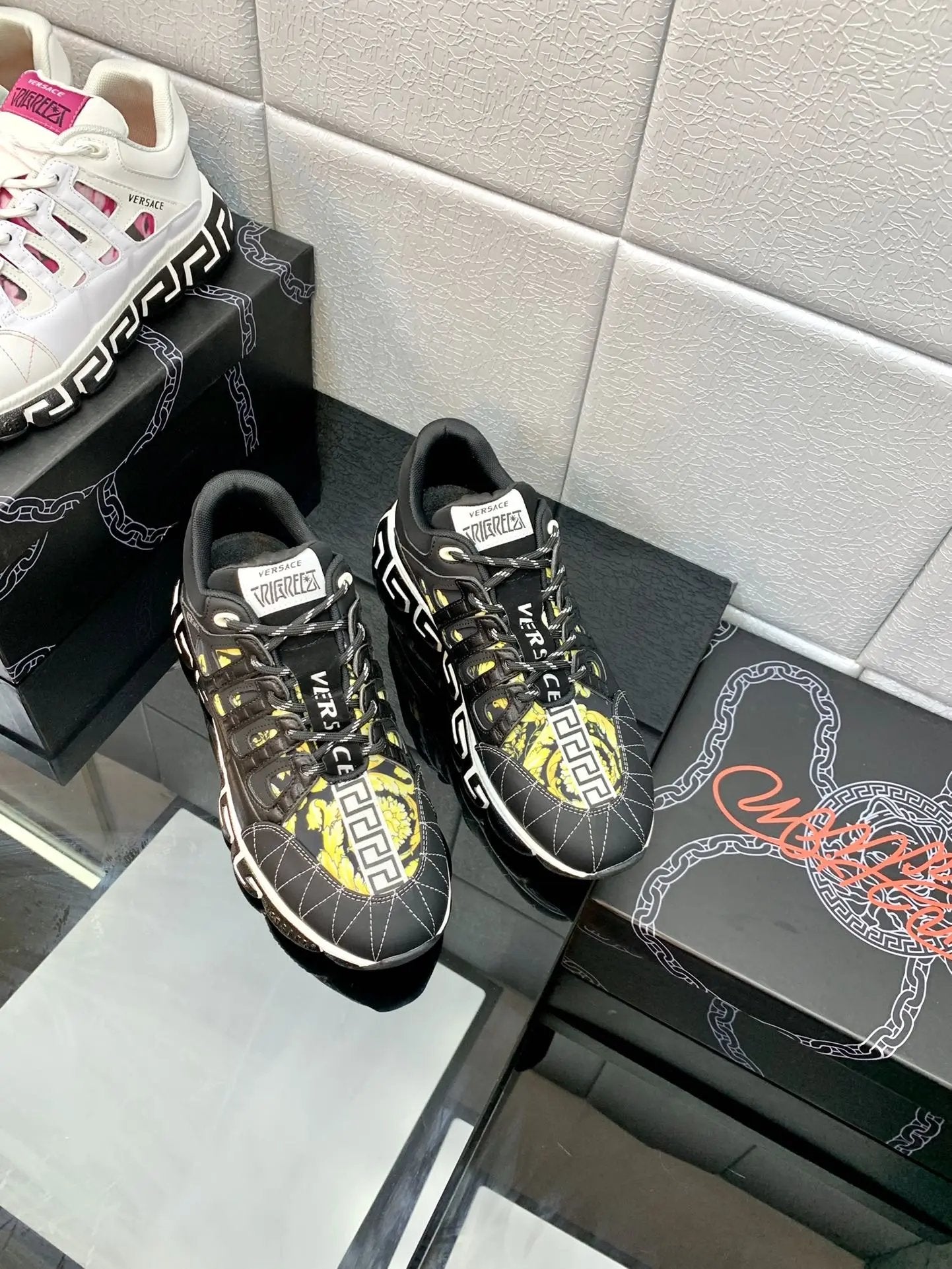 Versace Balck Gold low tenisice — prednji prikaz