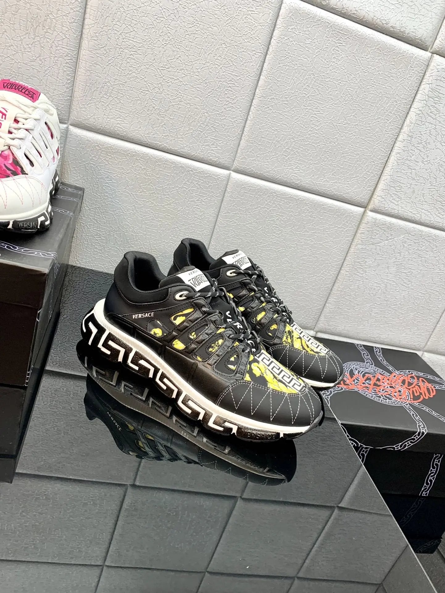 Versace Balck Gold low tenisice — detalj
