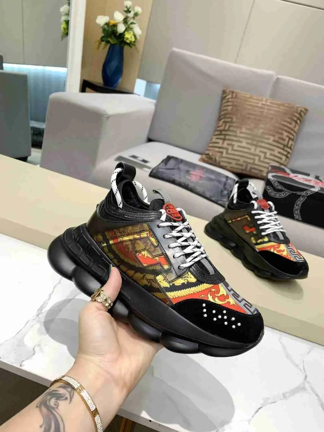 Versace Chain Reaction Balck Gold Red tenisice — bočni prikaz