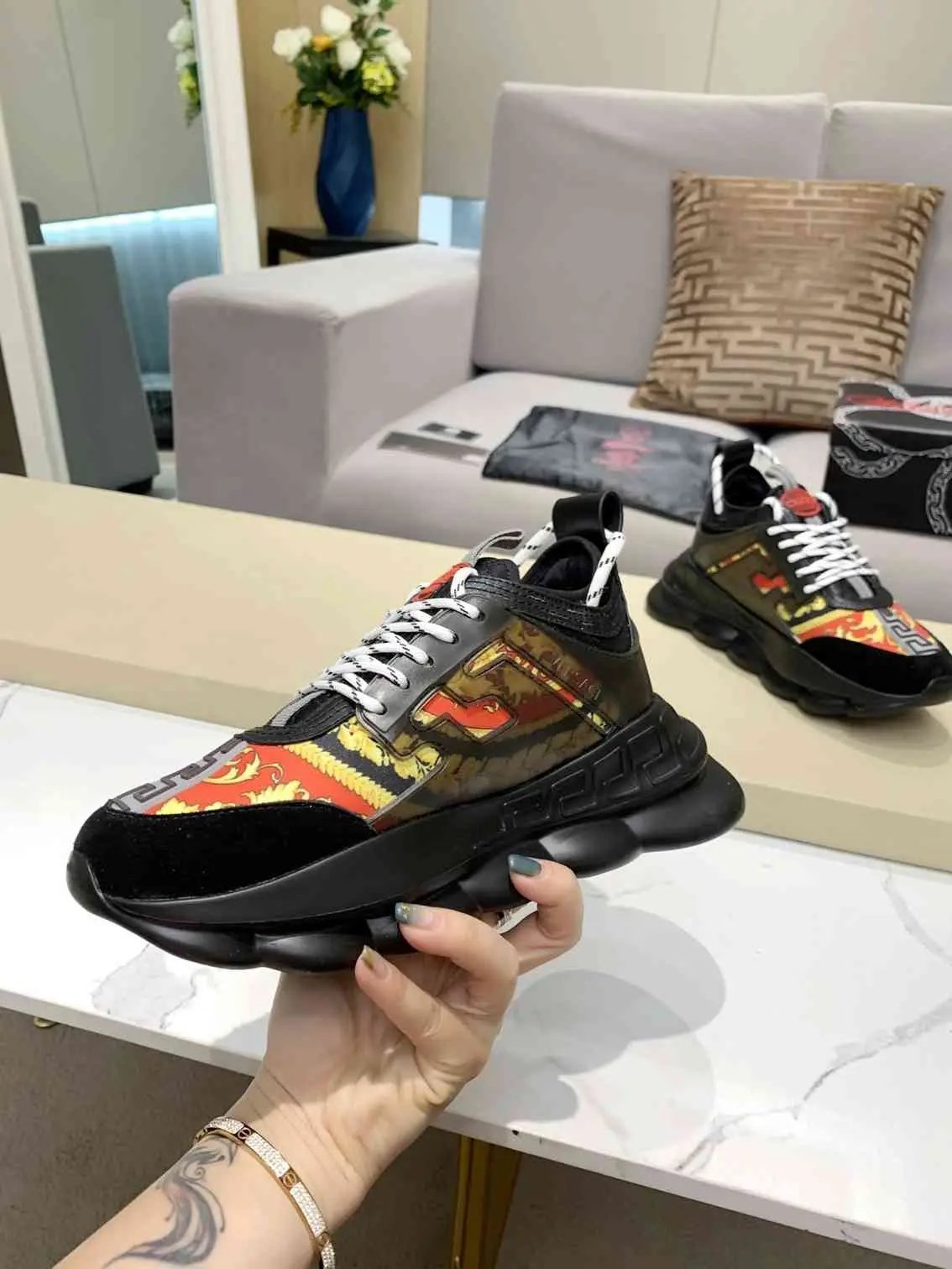 Versace Chain Reaction Balck Gold Red tenisice — prednji prikaz