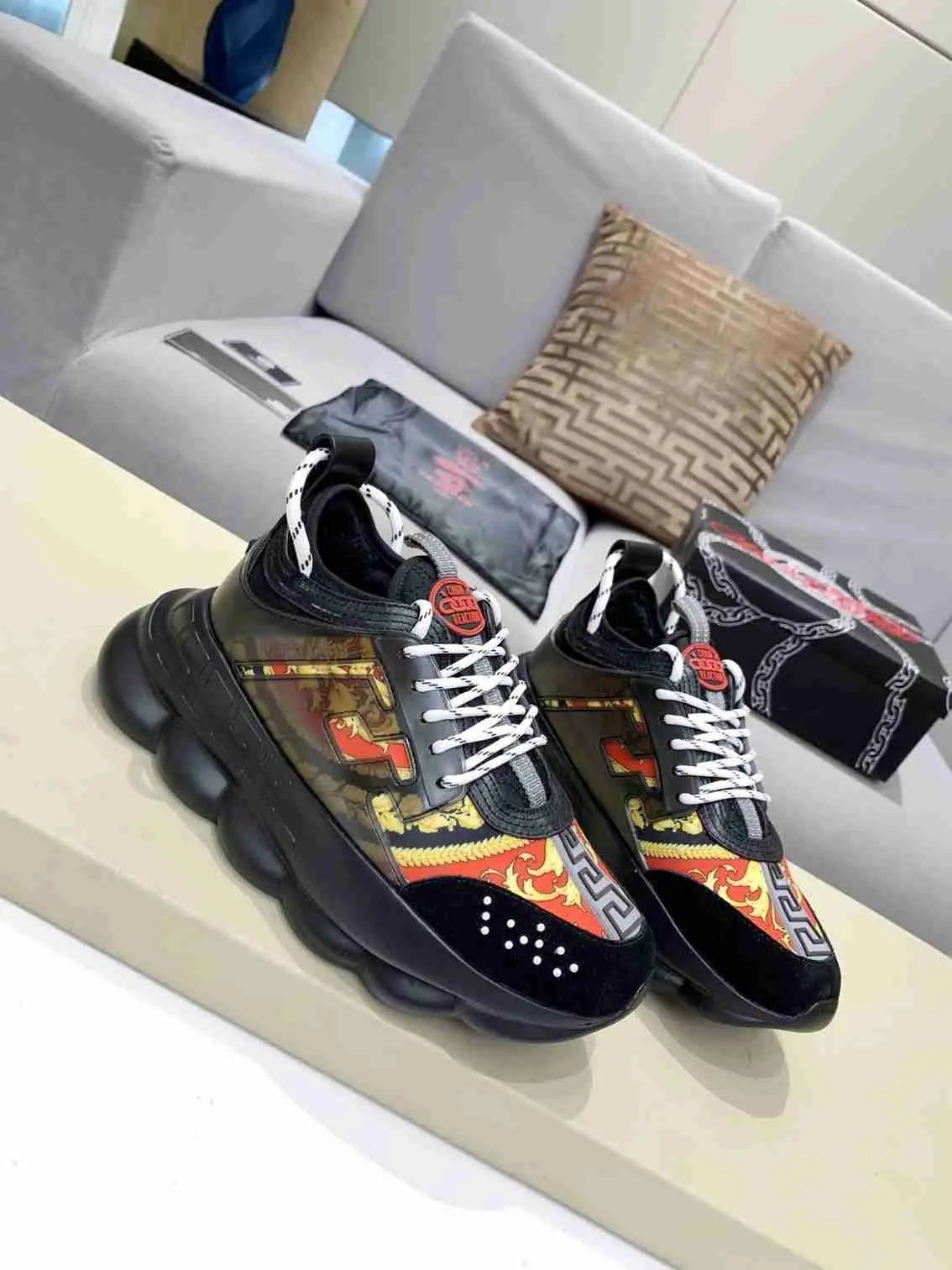 Versace Chain Reaction Balck Gold Red tenisice — detalj