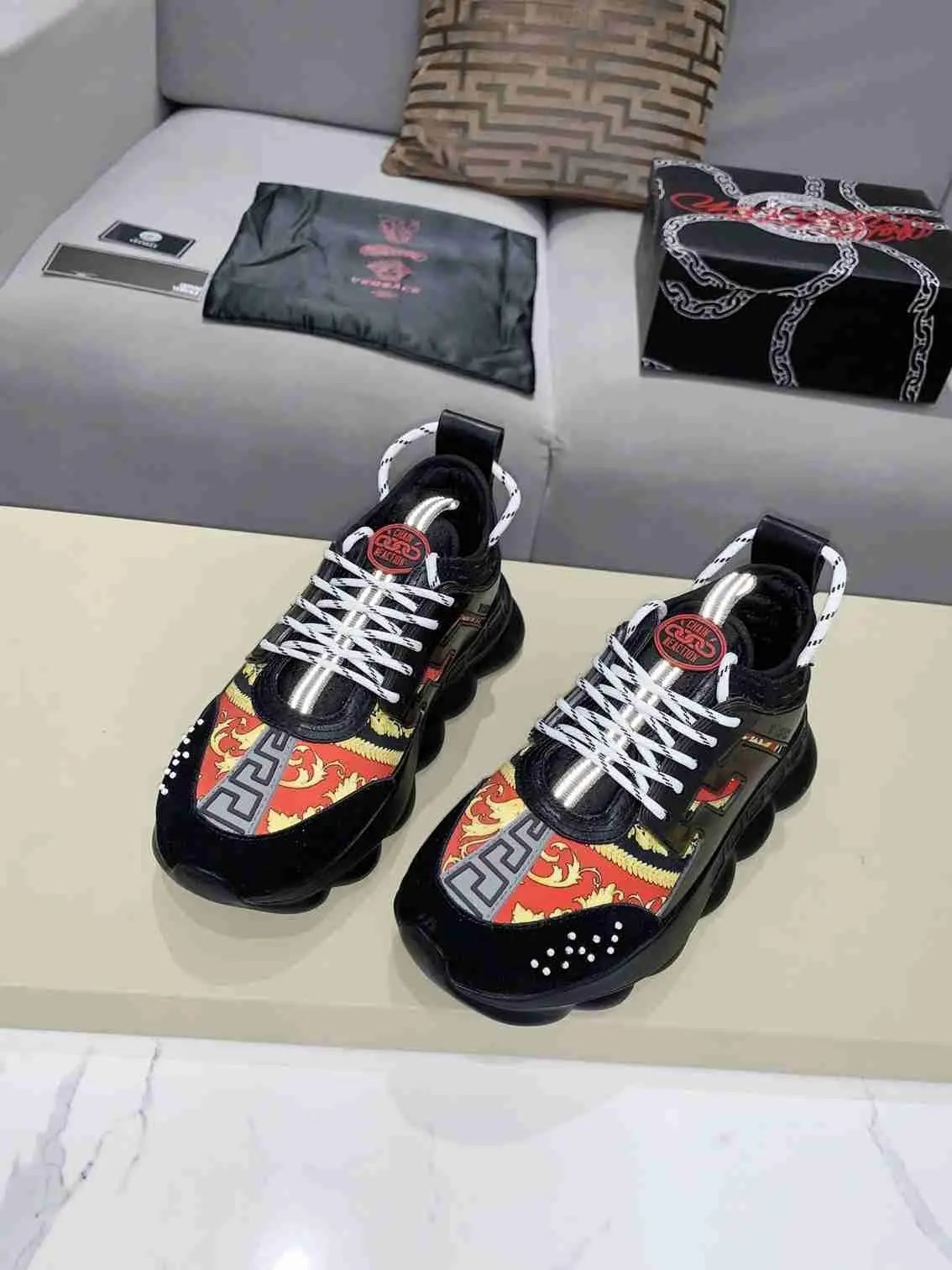 Versace Chain Reaction Balck Gold Red tenisice — gornji prikaz