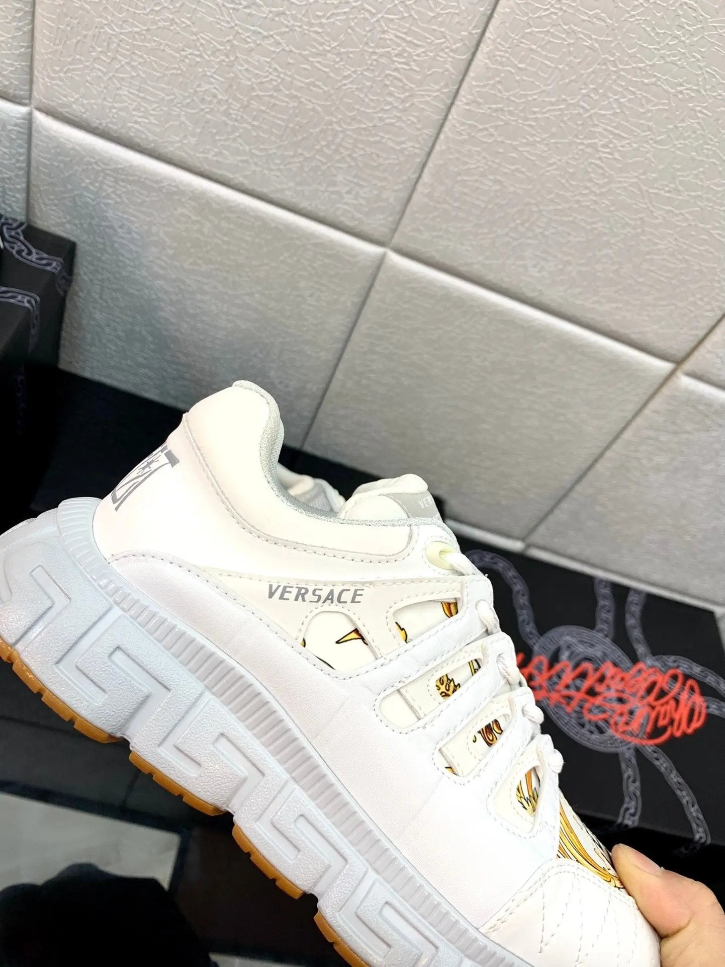 Versace White tenisice — detalj