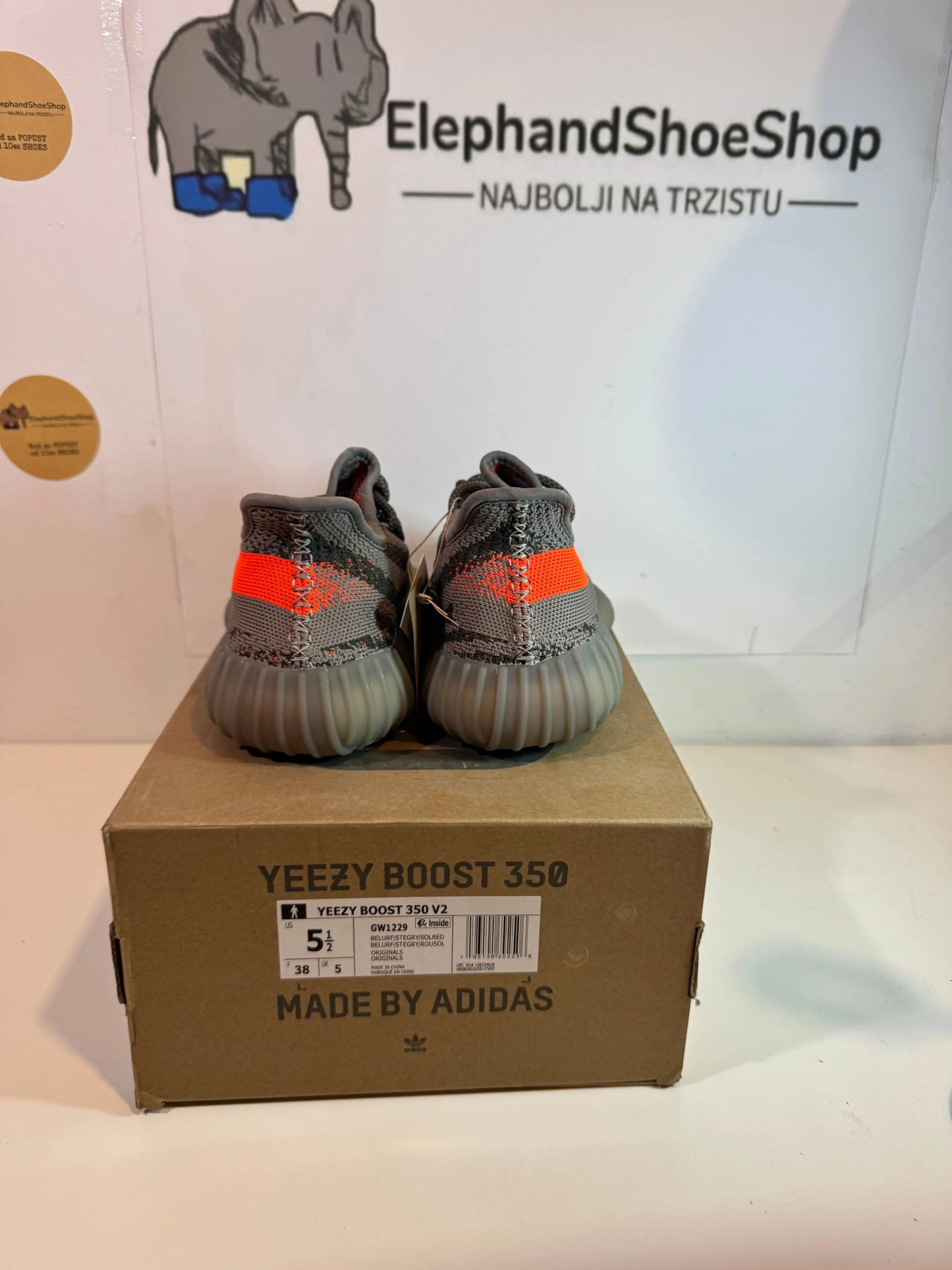 Yeezy Beluga V2 tenisice — prednji prikaz