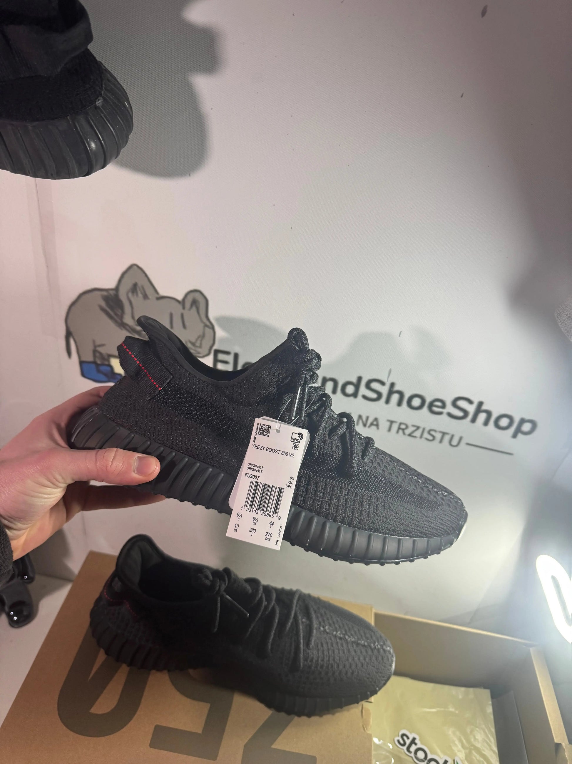 Yeezy Black tenisice — prednji prikaz