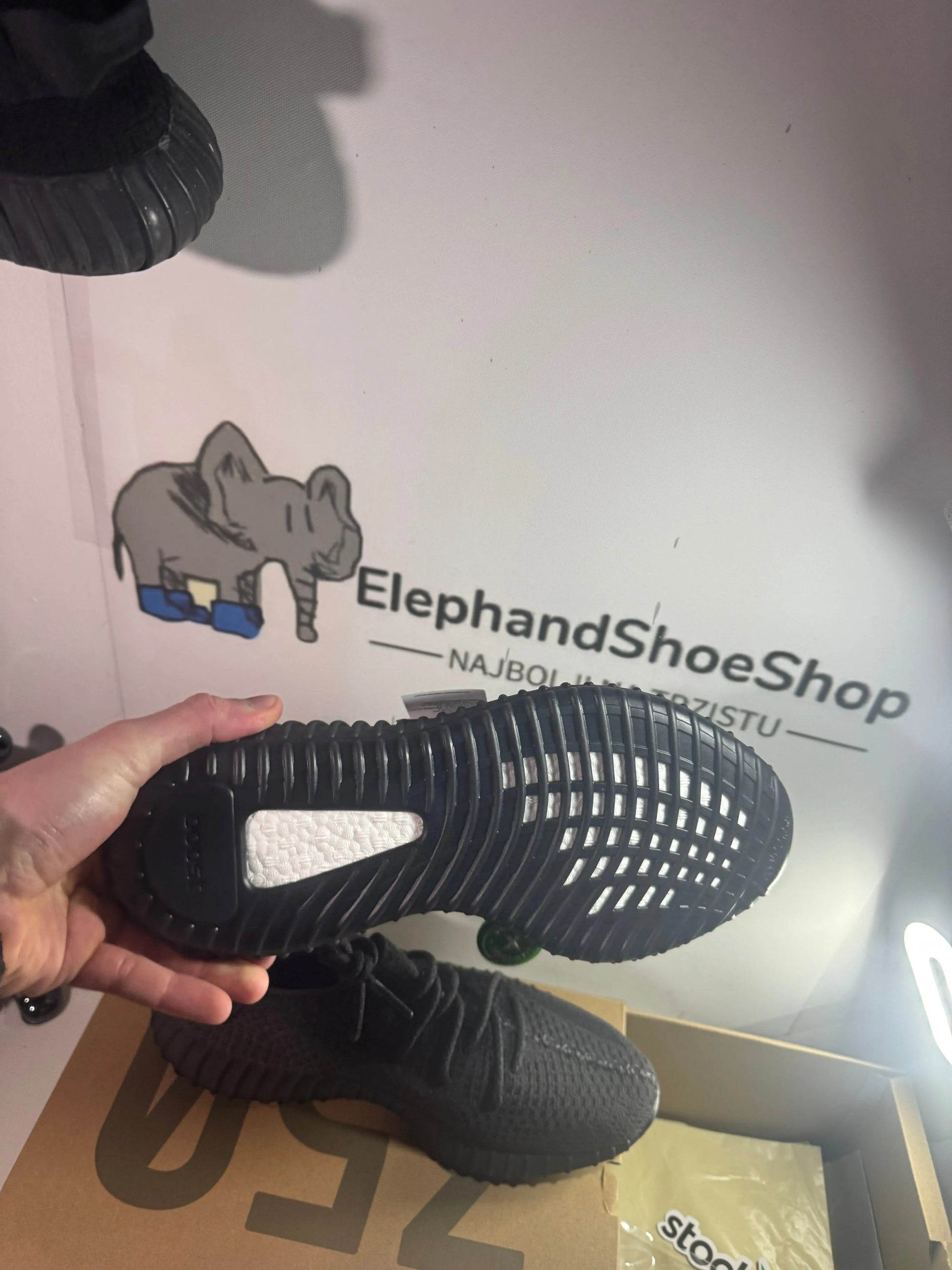 Yeezy Black tenisice — detalj
