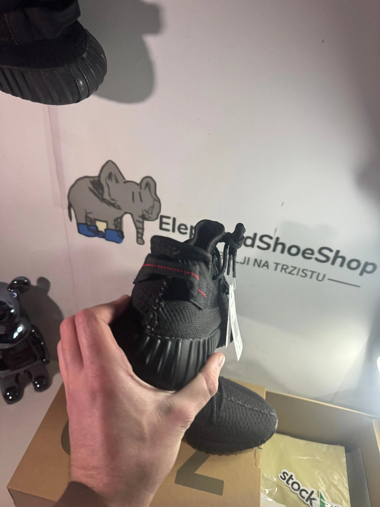 Yeezy Black tenisice — gornji prikaz
