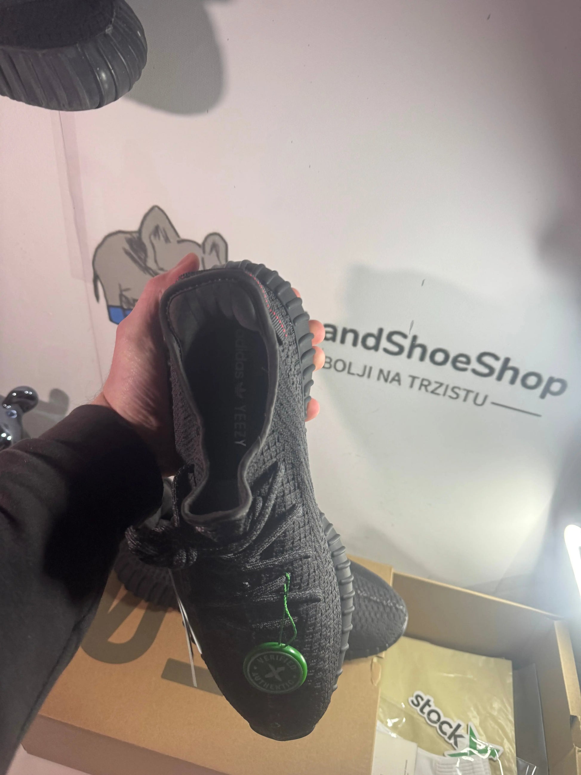 Yeezy Black tenisice — straga