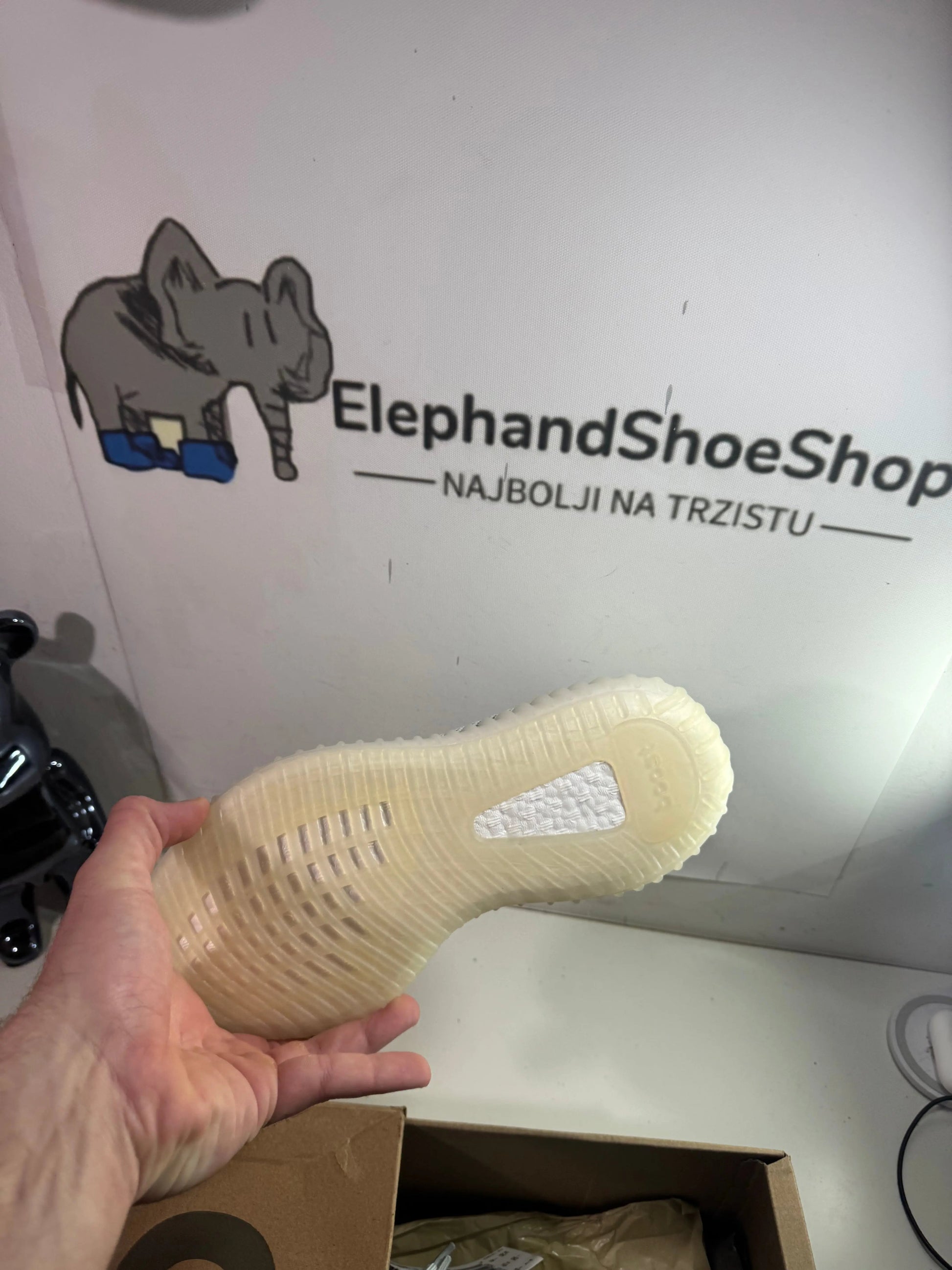 Yeezy Cloud White tenisice — prednji prikaz