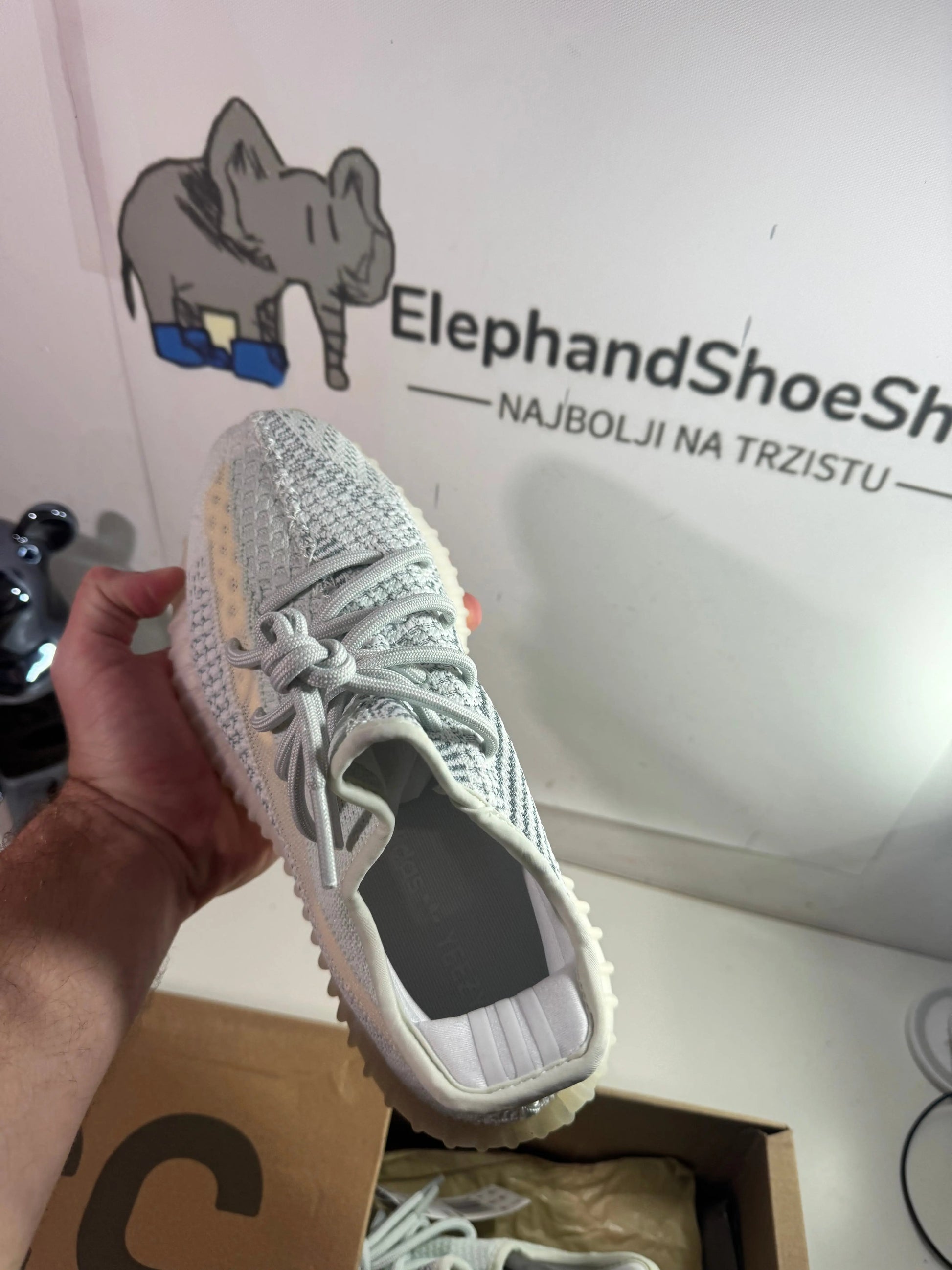 Yeezy Cloud White tenisice — detalj