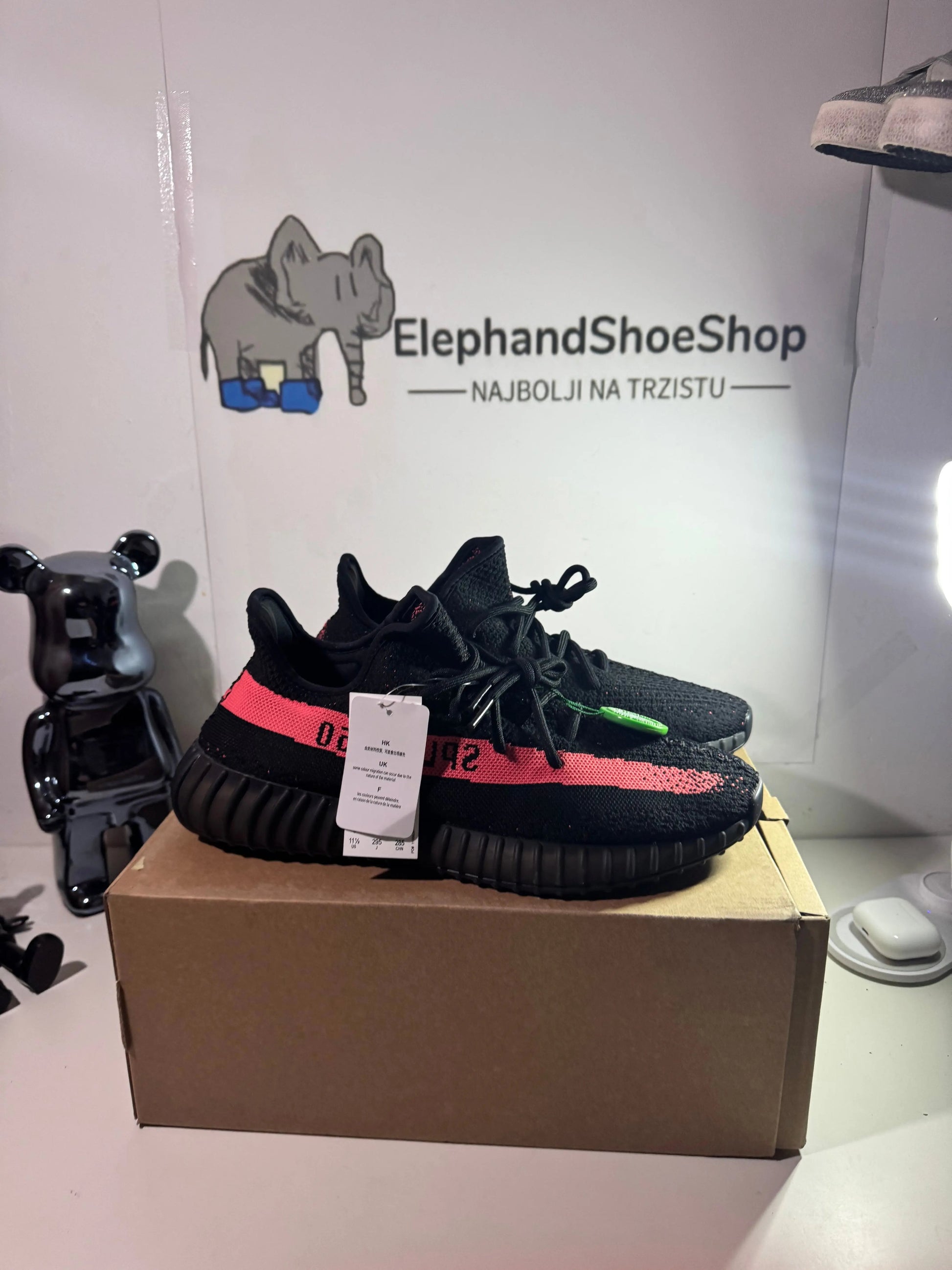 Yeezy Core Black tenisice — bočni prikaz