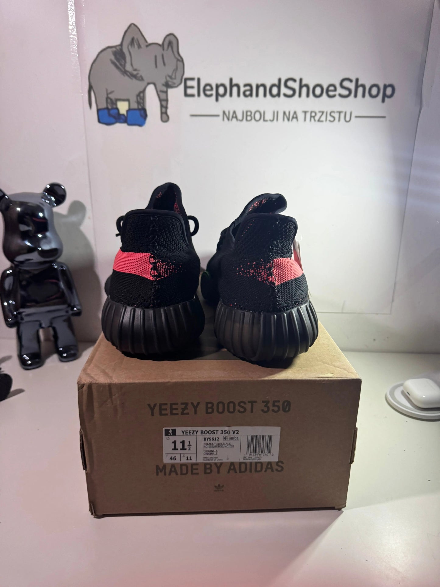 Yeezy Core Black tenisice — prednji prikaz