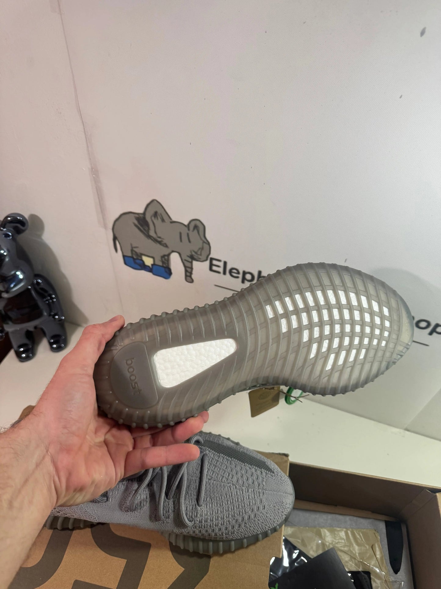 Yeezy Grey tenisice — prednji prikaz