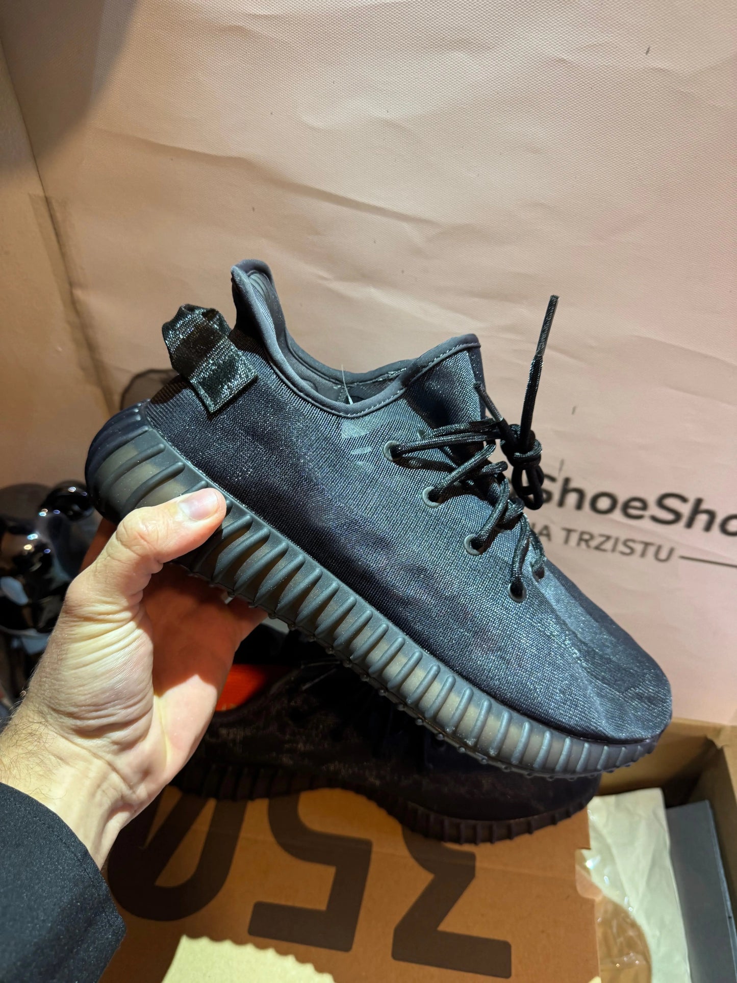 Yeezy Mono Black tenisice — prednji prikaz