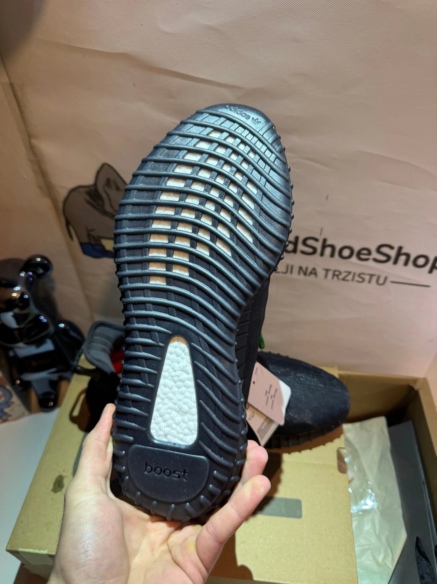 Yeezy Mono Black tenisice — detalj