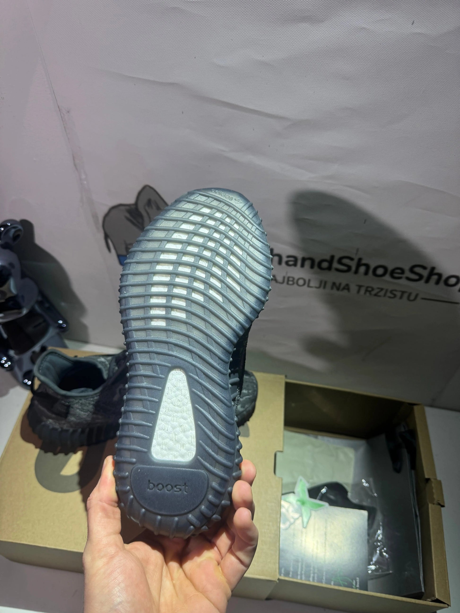 Yeezy Mx Rock V2 tenisice — prednji prikaz