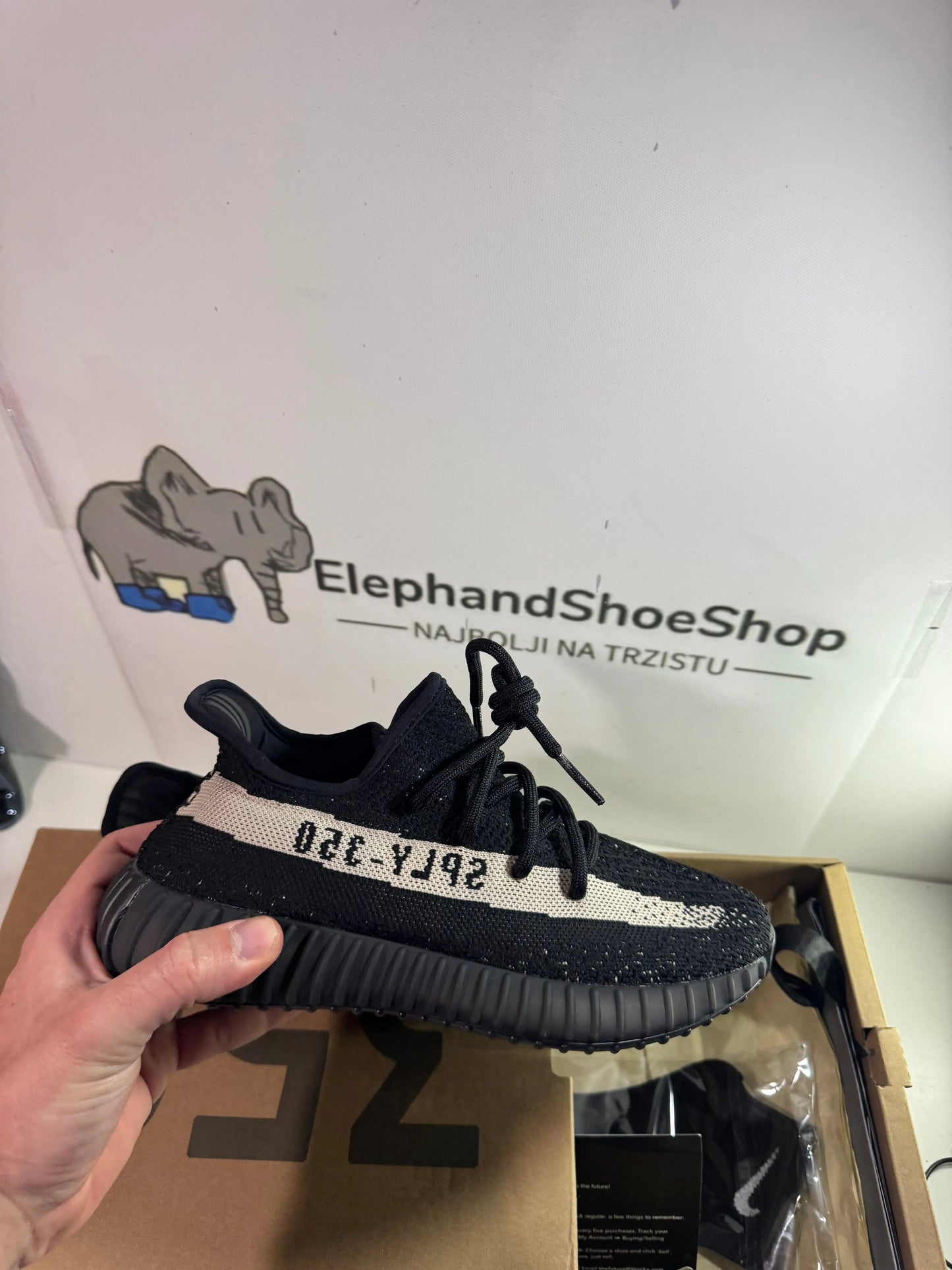 Yeezy Oreo V2 tenisice — prednji prikaz