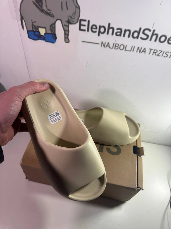 Yeezy Slide Sand natikače — bočni prikaz