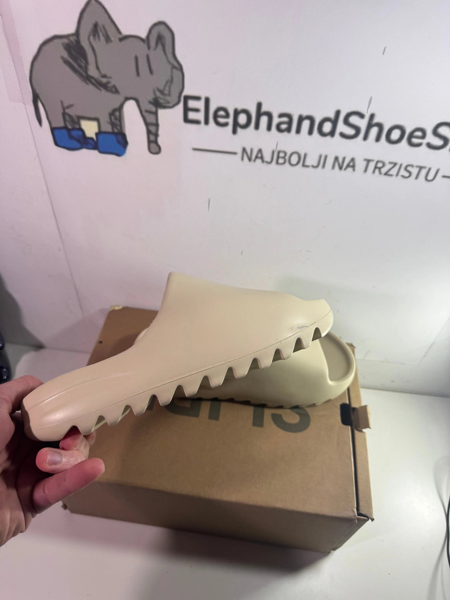 Yeezy Slide Sand natikače — prednji prikaz