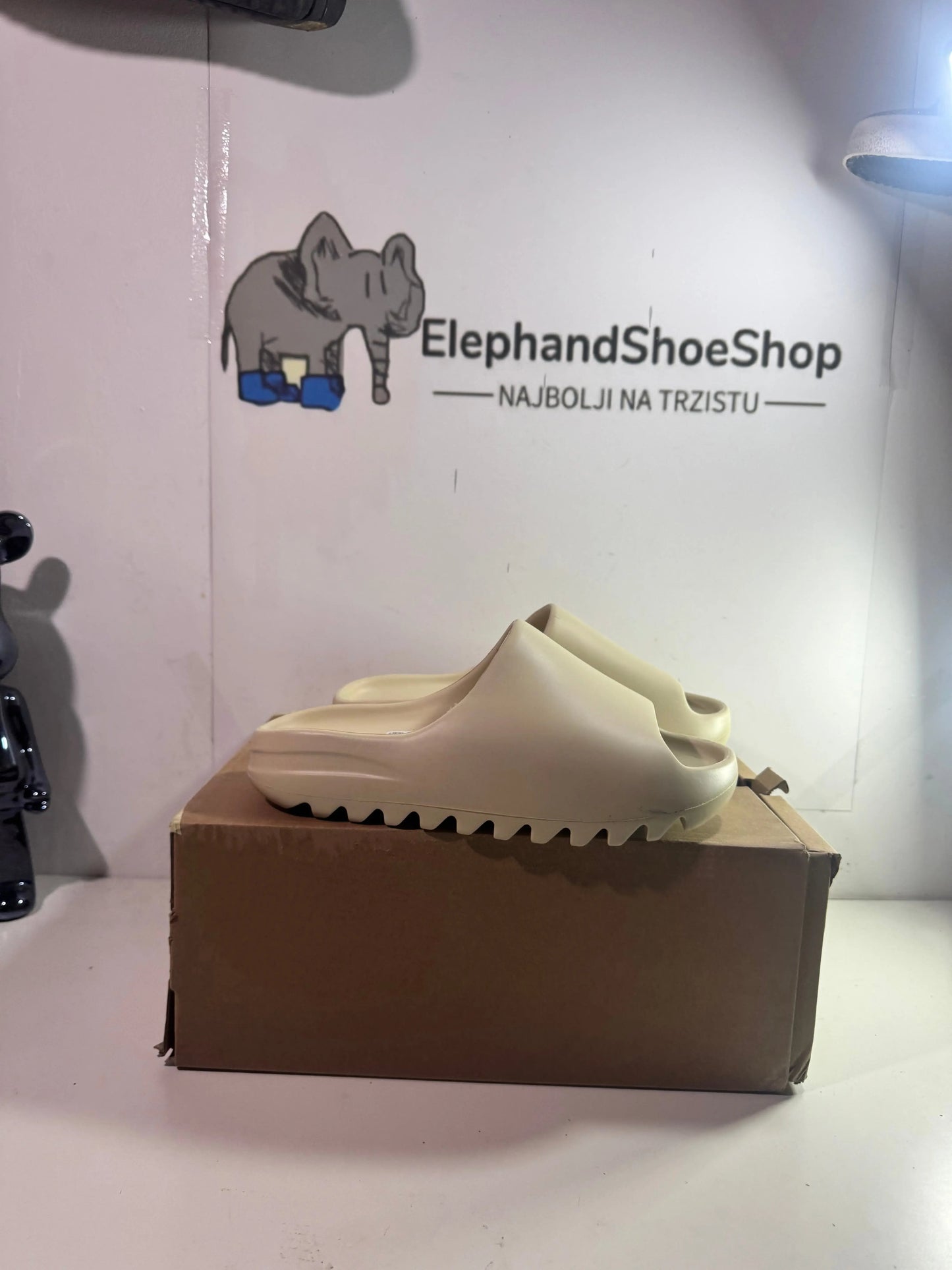 Yeezy Slide Sand natikače — detalj