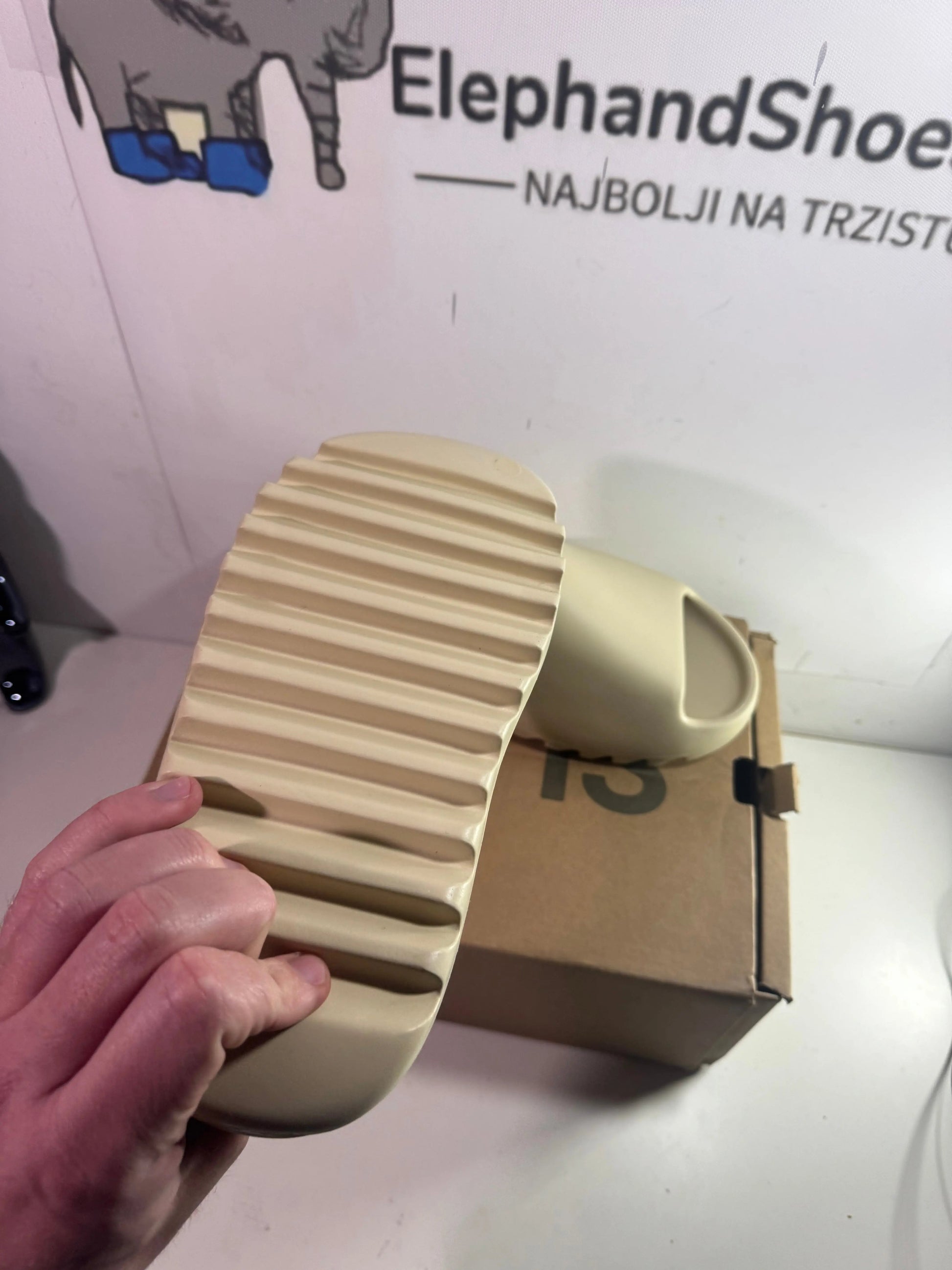 Yeezy Slide Sand natikače — straga