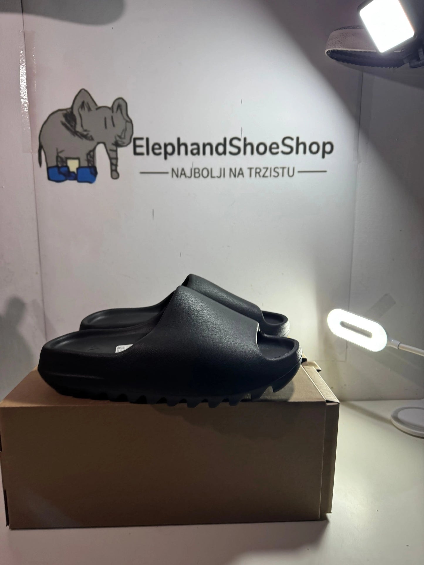 Yeezy Slide natikače — prednji prikaz