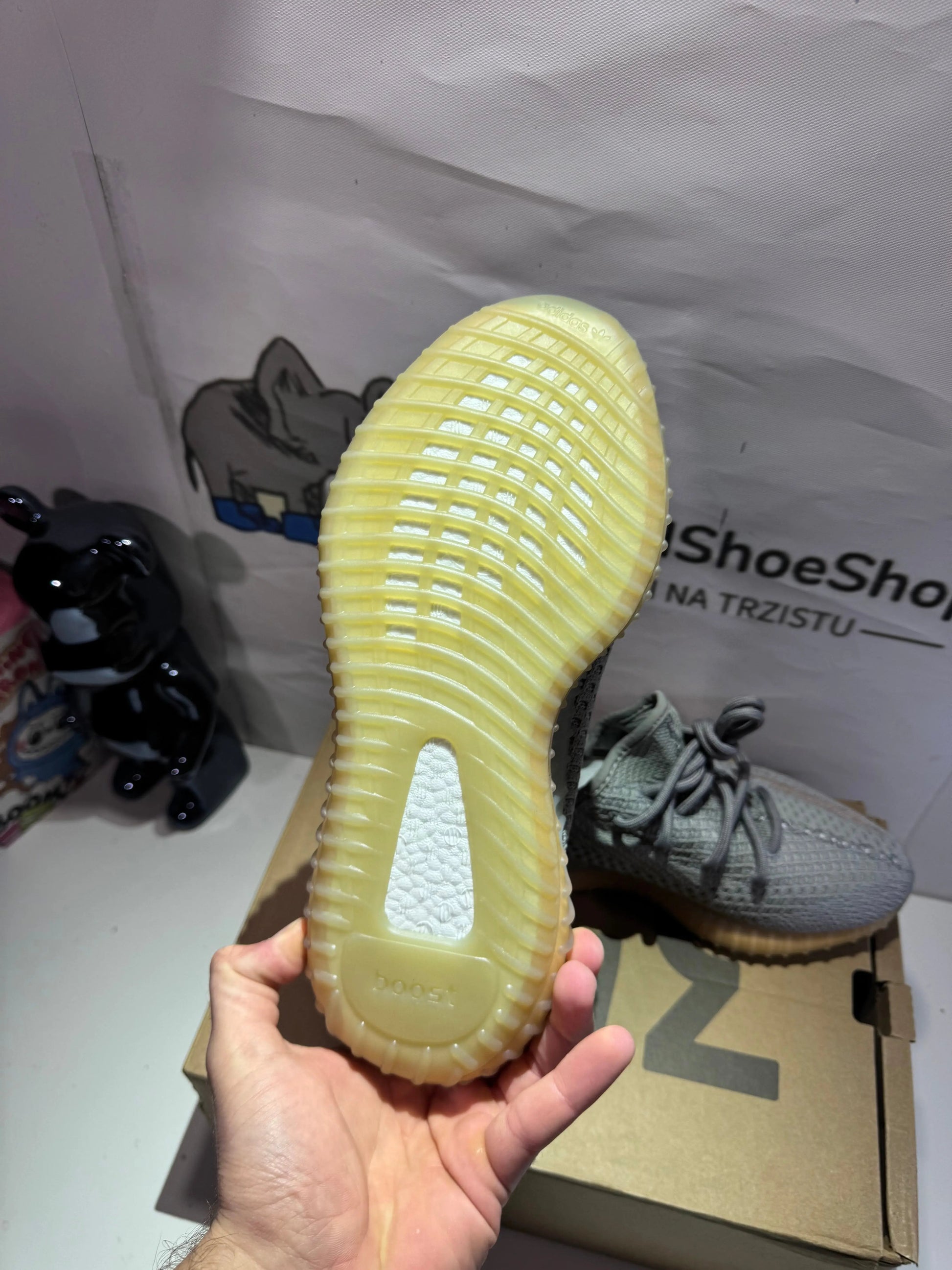 Yeezy True Form tenisice — prednji prikaz