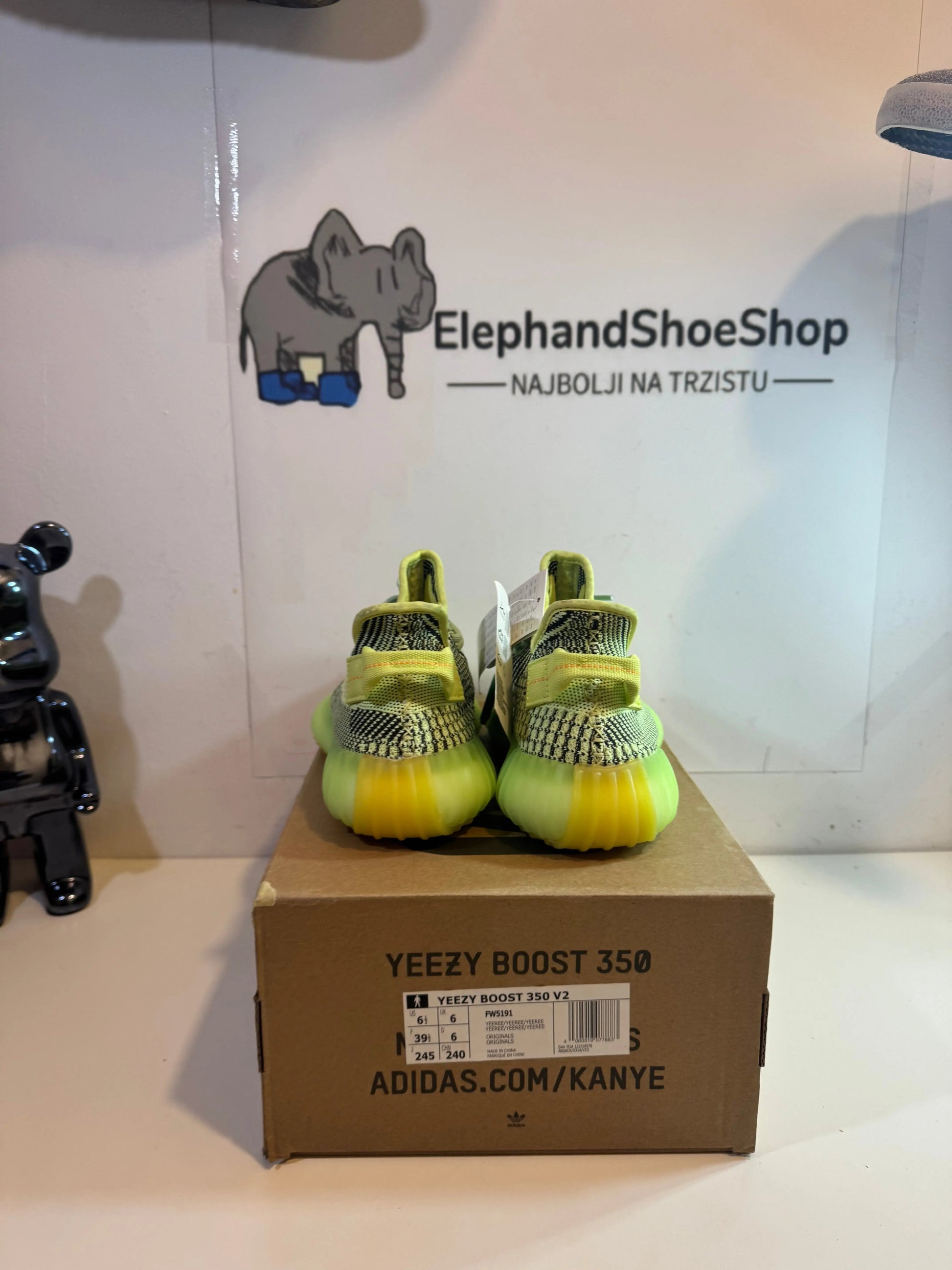 Yeezy Yeeref tenisice — prednji prikaz