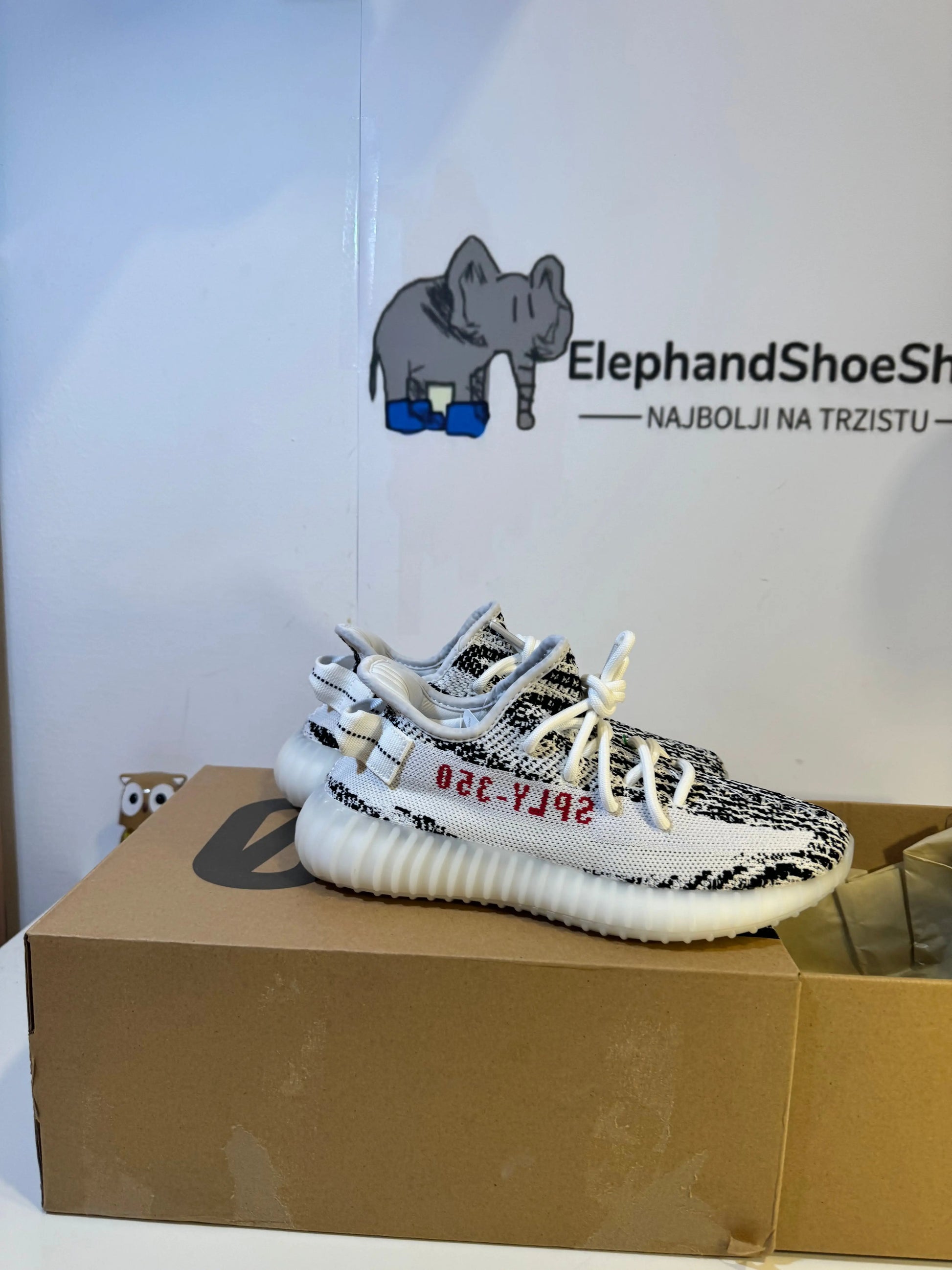 Yeezy Zebra tenisice — prednji prikaz