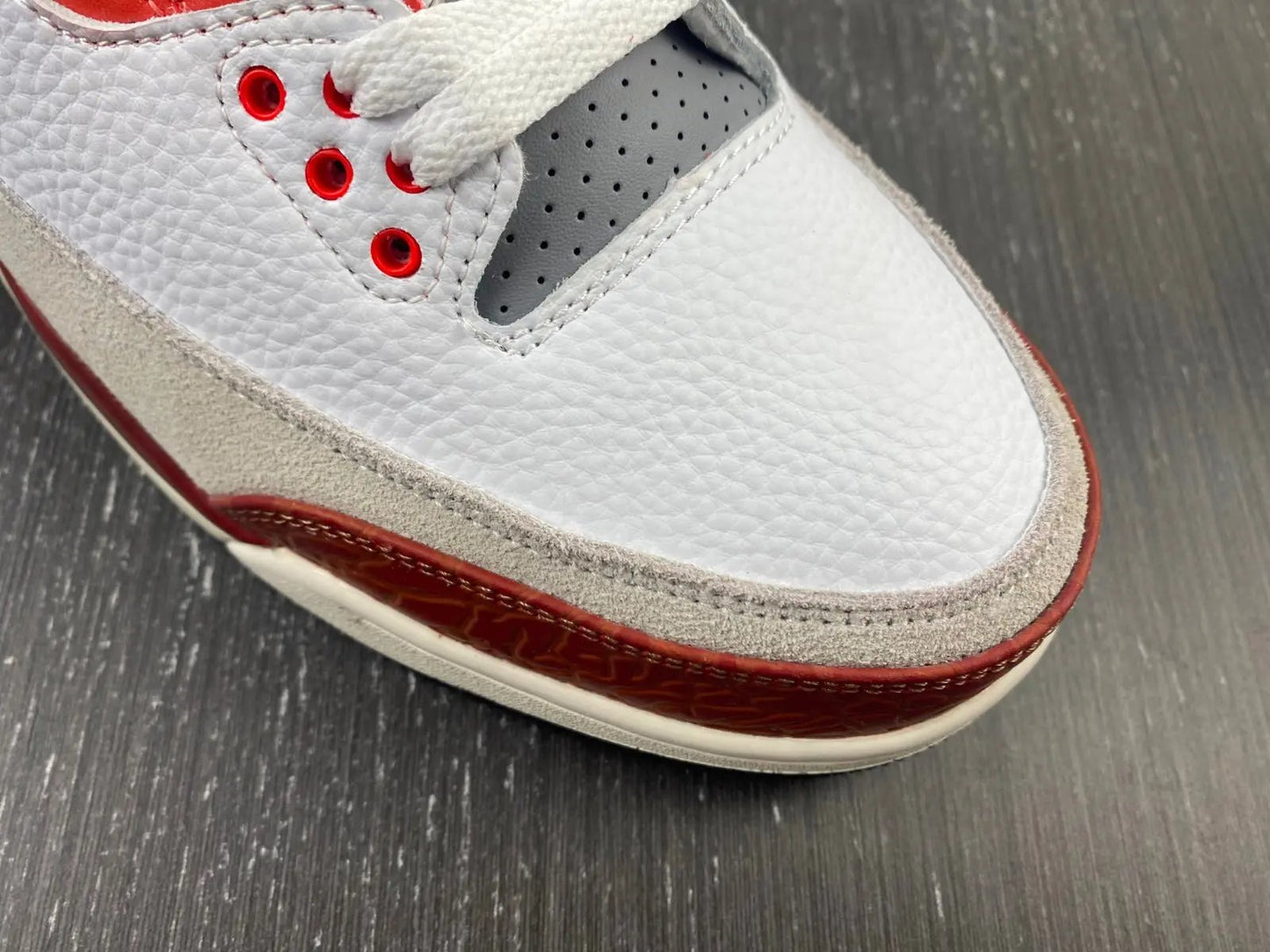 Jordan 3 Fire Red tenisice — prednji prikaz