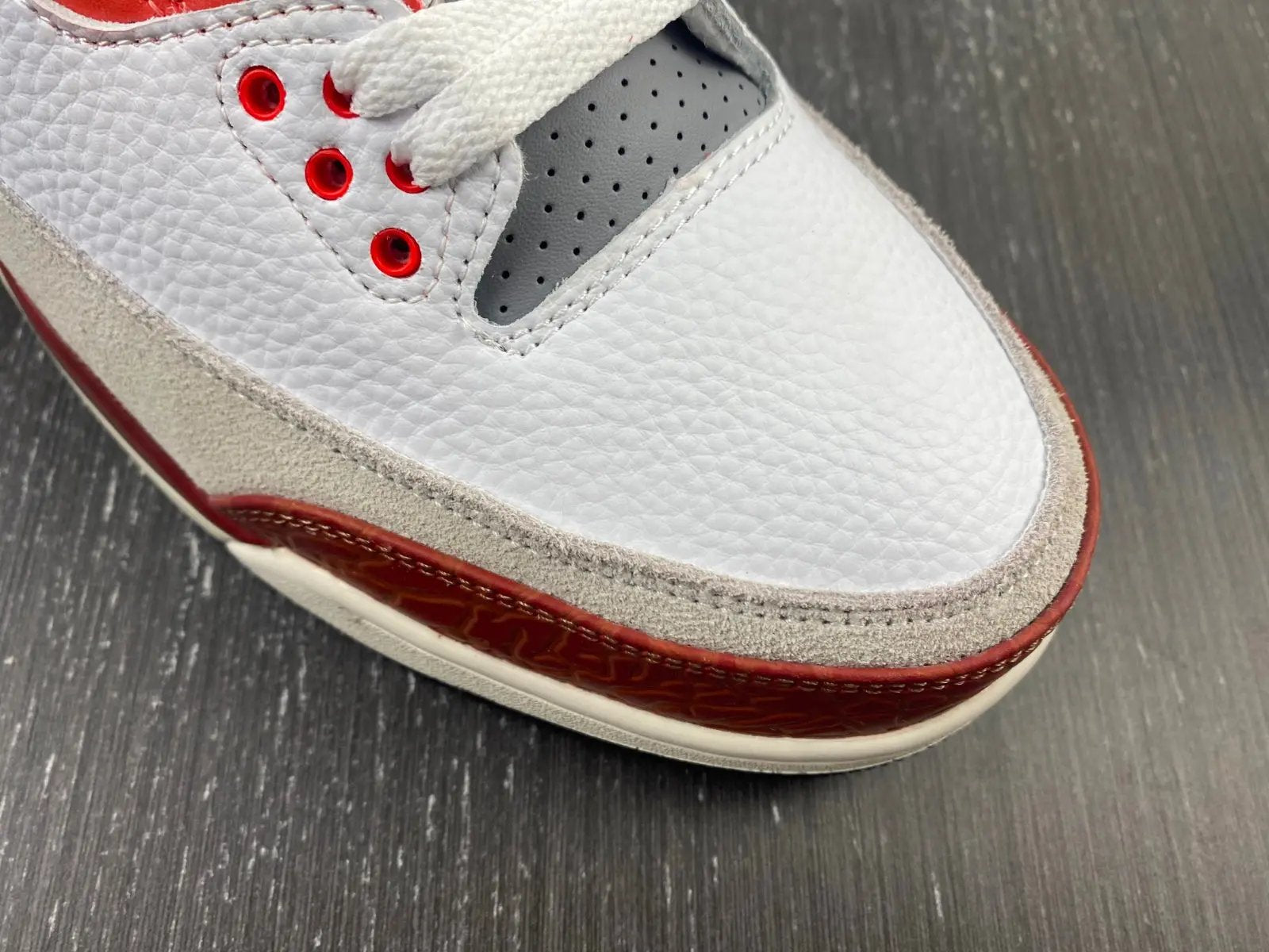 Jordan 3 Fire Red tenisice — prednji prikaz