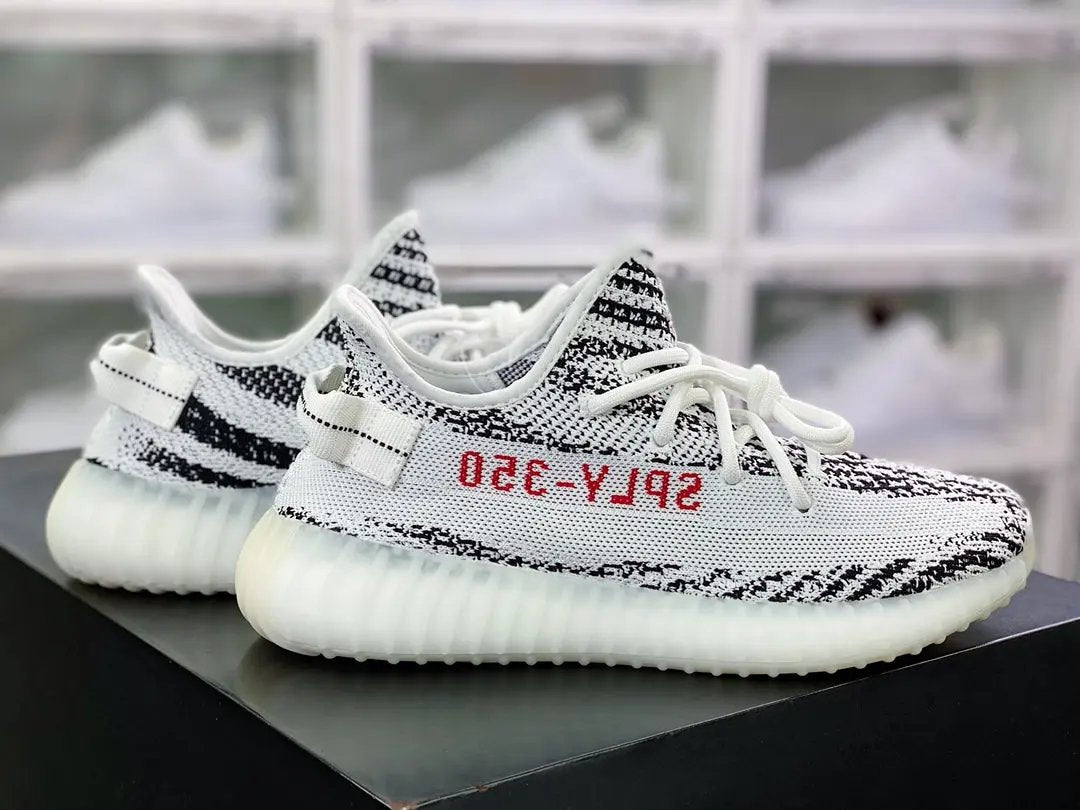 Yeezy 350 Boost V2 Zebra tenisice — prednji prikaz