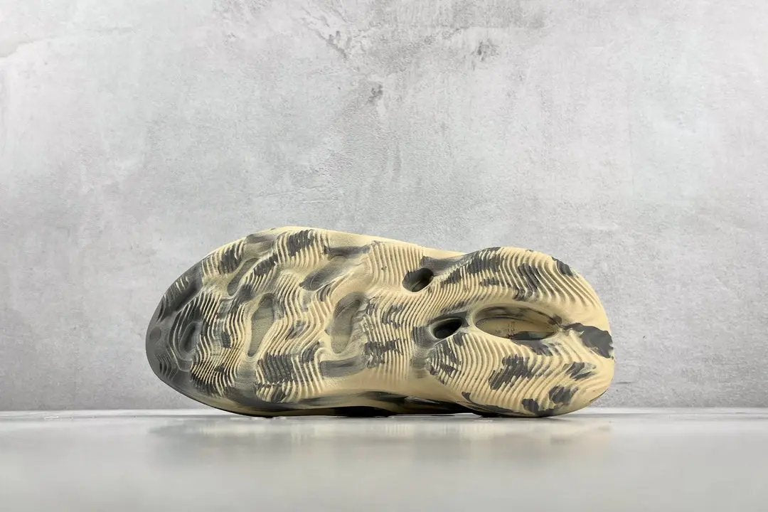 Yeezy Foam Runners Moon tenisice — detalj