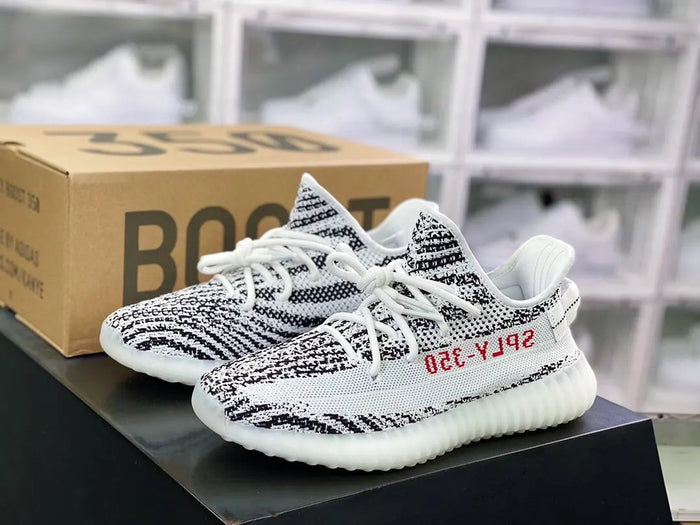 Yeezy 350 Boost V2 Zebra tenisice — bočni prikaz