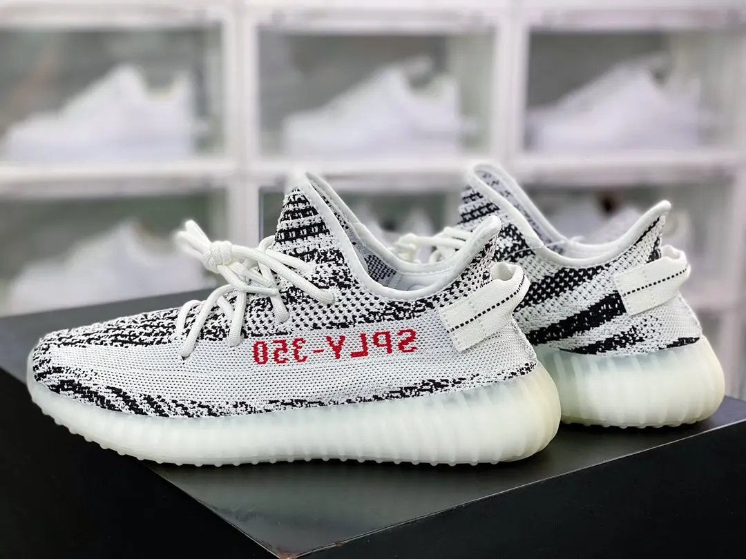 Yeezy 350 Boost V2 Zebra tenisice — detalj