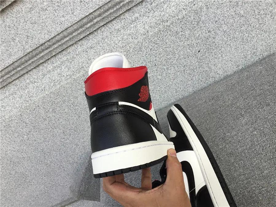 Air Jordan 1 Mid "Black White Red" tenisice — prednji prikaz