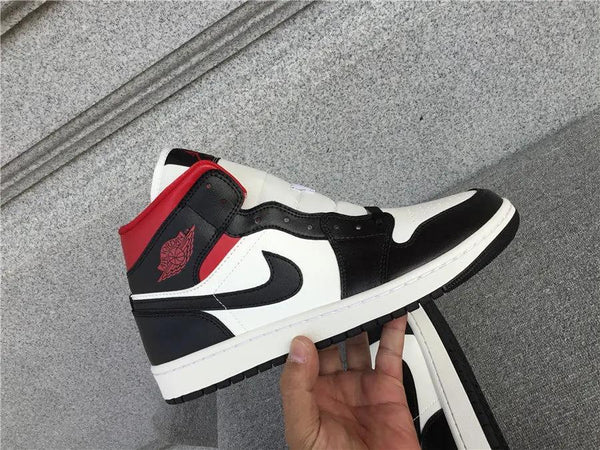 Air Jordan 1 Mid "Black White Red" tenisice — bočni prikaz