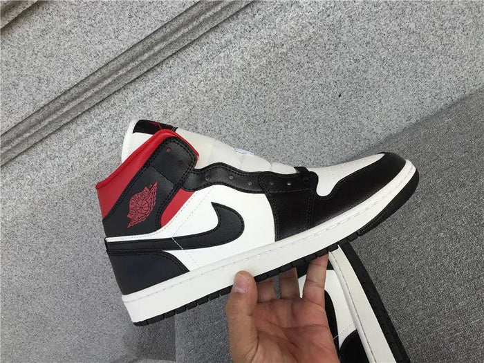 Air Jordan 1 Mid "Black White Red" tenisice — bočni prikaz
