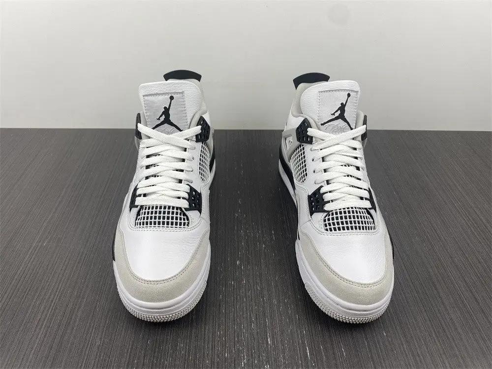 Air Jordan 4 "Military Black" tenisice — prednji prikaz