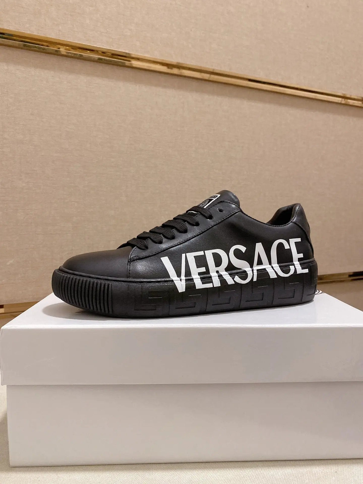 Versace tenisice — bočni prikaz