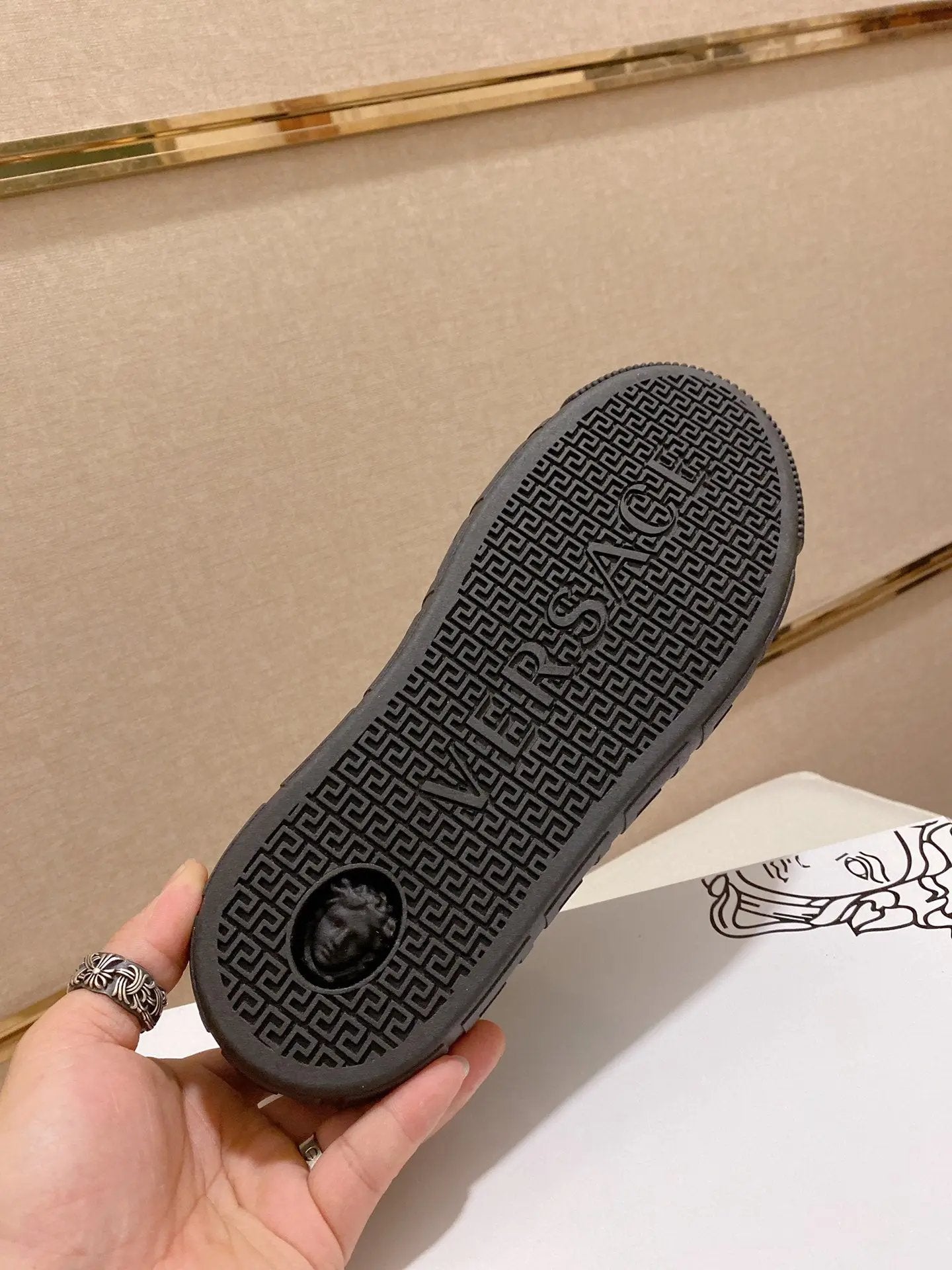 Versace tenisice — detalj