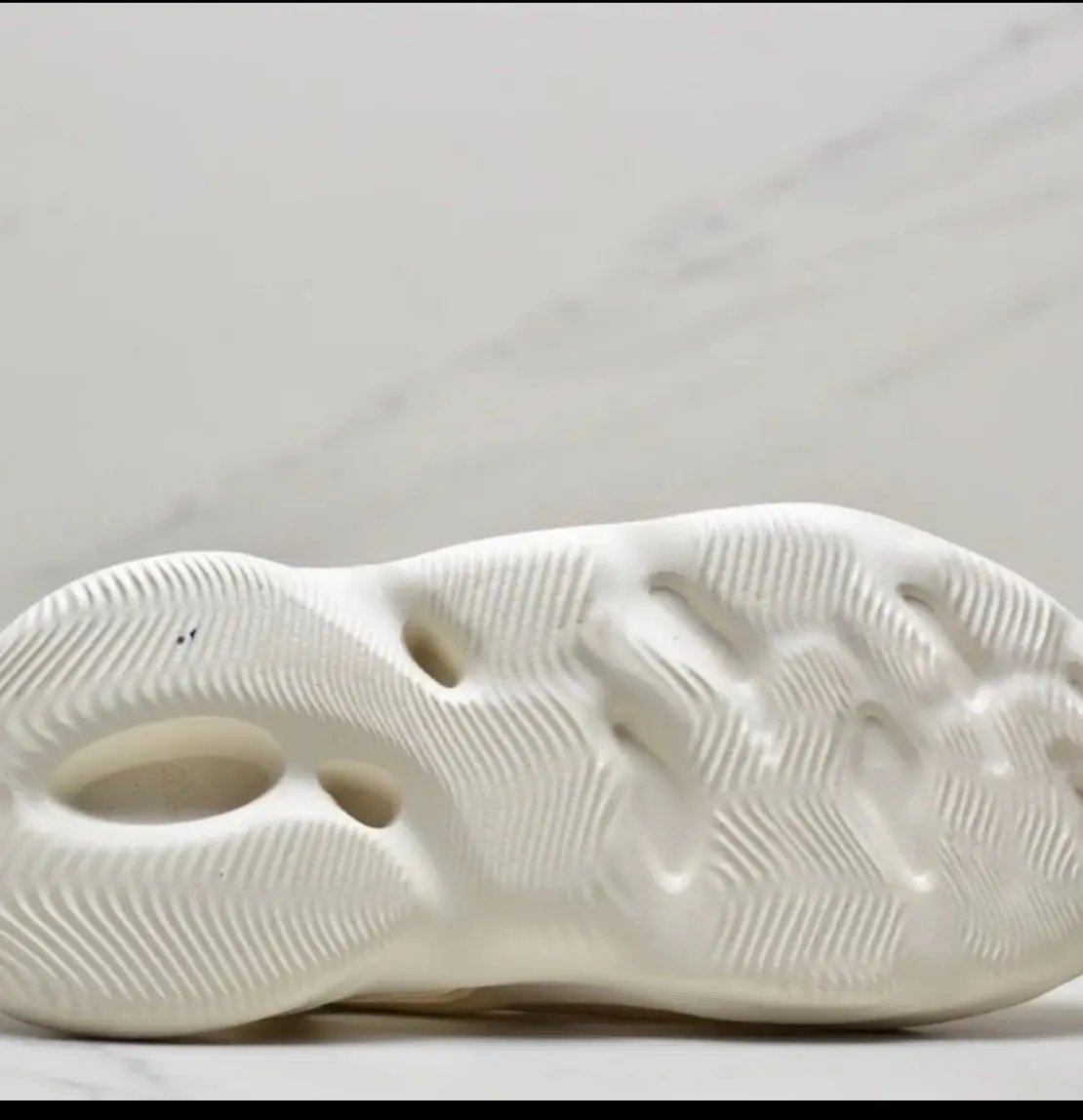 Yeezy Foam Runners Sand tenisice — prednji prikaz