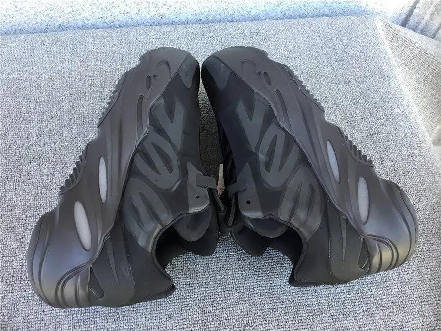 Yeezy 700 Black tenisice — gornji prikaz