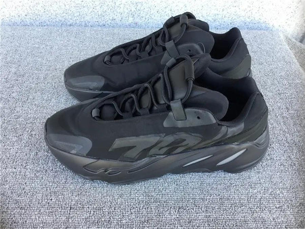 Yeezy 700 Black tenisice — bočni prikaz