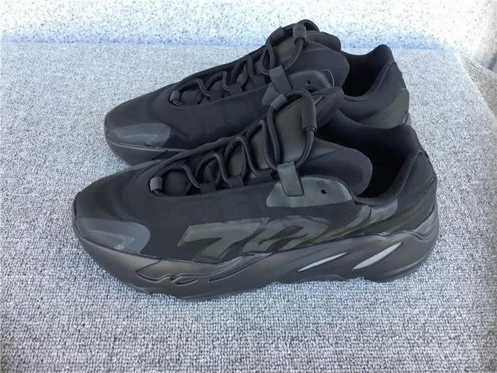 Yeezy 700 Black tenisice — bočni prikaz